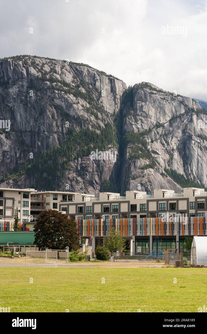 Nuovo condominio e sviluppo abitativo con il capo Stawamus sullo sfondo. Squamish BC, Canada. Foto Stock