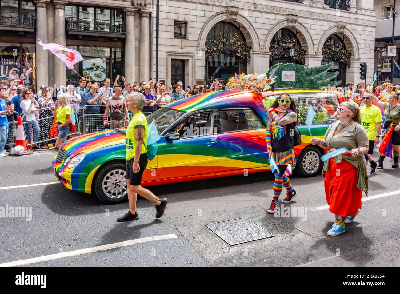 Un focolare dai colori vivaci con un lavoro di pittura arcobaleno è parte della sfilata London Pride 2023 lungo Piccadilly Foto Stock