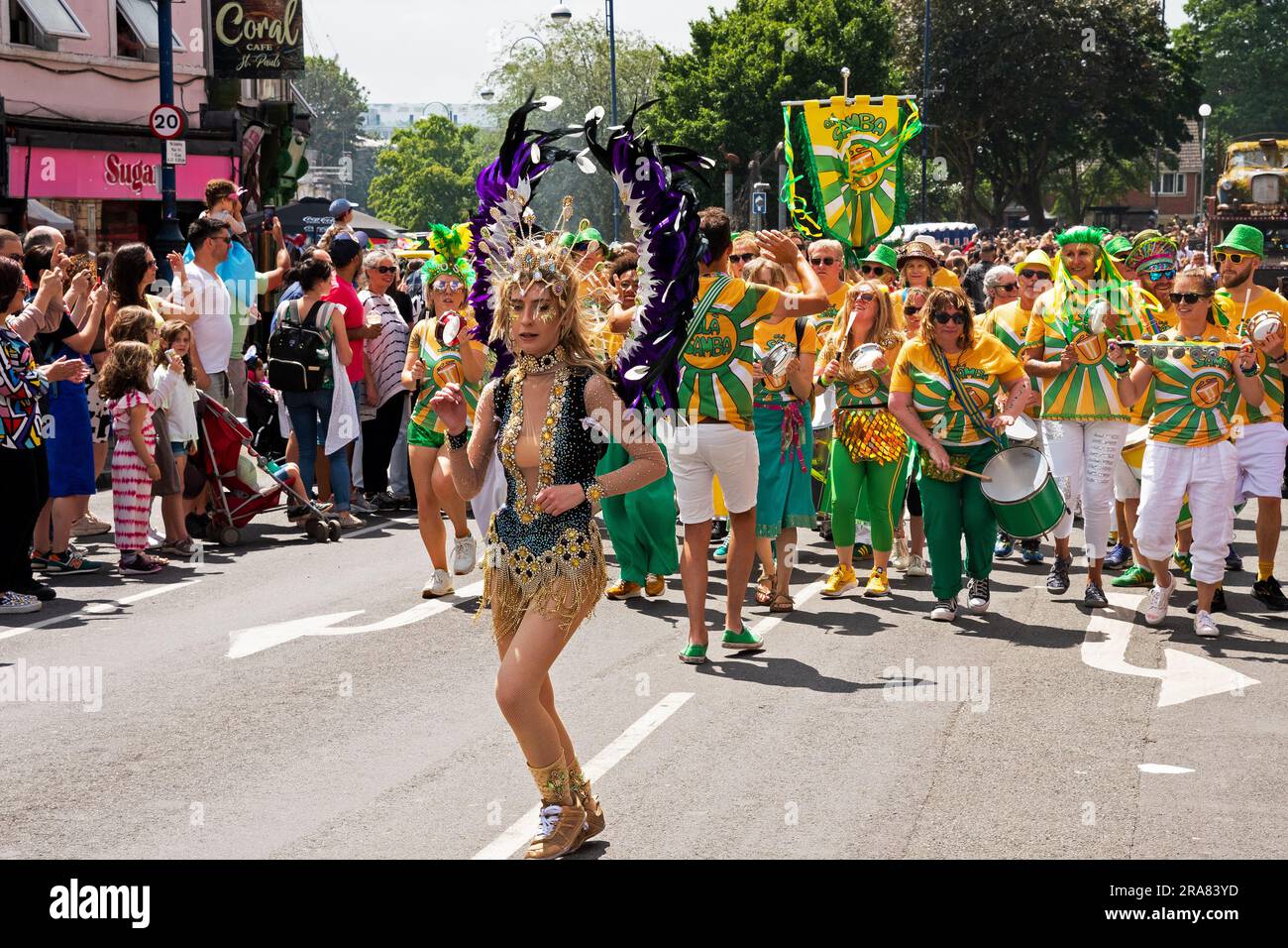 St Pauls, Bristol, Regno Unito. 1 luglio 2023. Carnevale di San Paolo, il ritorno di un carnevale e processione iconico e vivace, che attrae circa 100.000 persone. Organizzato dalla St Pauls Carnival Community Interest Company (CIC). Crediti: Stephen Bell/Alamy Live News Foto Stock