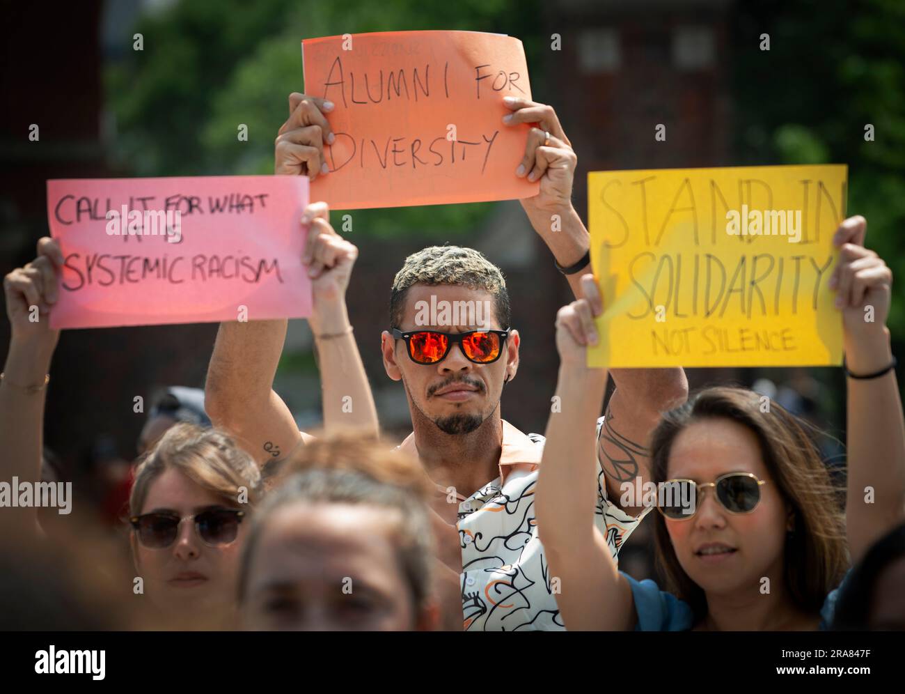 Università di Harvard, Cambridge, ma, USA: Centinaia di studenti di Harvard, Alumni e Facility hanno organizzato una manifestazione a sostegno dell'azione affermativa dopo gli Stati Uniti La Corte Suprema ha respinto l’uso di azioni positive nell’ammissione al college, trovando incostituzionali le pratiche di ammissione di Harvard e dell’UNC. Crediti: Chuck Nacke/Alamy Live News Foto Stock