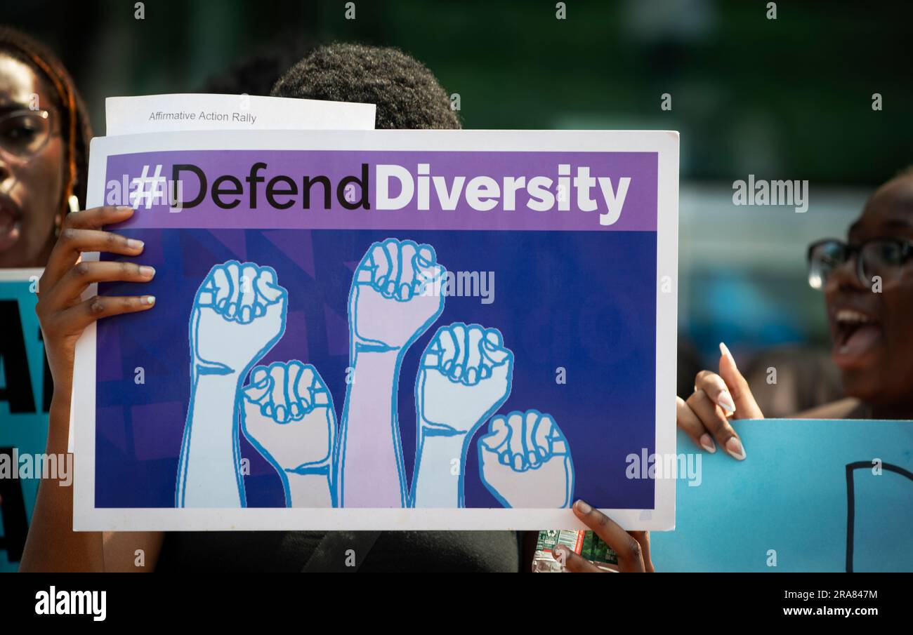 Università di Harvard, Cambridge, ma, USA: Centinaia di studenti di Harvard, Alumni e Facility hanno organizzato una manifestazione a sostegno dell'azione affermativa dopo gli Stati Uniti La Corte Suprema ha respinto l’uso di azioni positive nell’ammissione al college, trovando incostituzionali le pratiche di ammissione di Harvard e dell’UNC. Crediti: Chuck Nacke/Alamy Live News Foto Stock