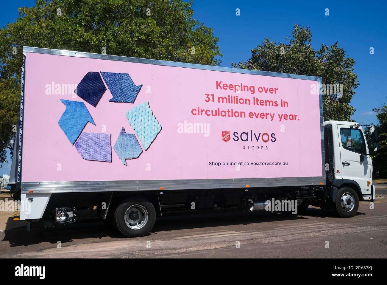 Salvation Army o Salvos, camion che consegna merci al suo negozio di seconda mano a Darwin, territorio del Nord, Australia Foto Stock