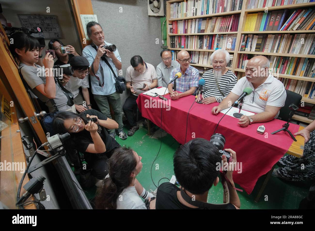 Hong Kong, Cina. 30 giugno 2023. I giornalisti scattano foto ai presentatori di Citizens radio durante la loro ultima trasmissione. Il 30 giugno 2023, Citizens radio, un canale radiofonico fondato dai politici di Hong Kong nel 2005, annuncia che sarebbe stata costretta a cessare le operazioni per motivi politici. I presentatori del canale radio tennero una conferenza stampa prima di iniziare la loro trasmissione finale, segnando la fine di un'era per i media indipendenti a Hong Kong. (Immagine di credito: © Michael ho Wai Lee/SOPA Images via ZUMA Press Wire) SOLO USO EDITORIALE! Non per USO commerciale! Foto Stock