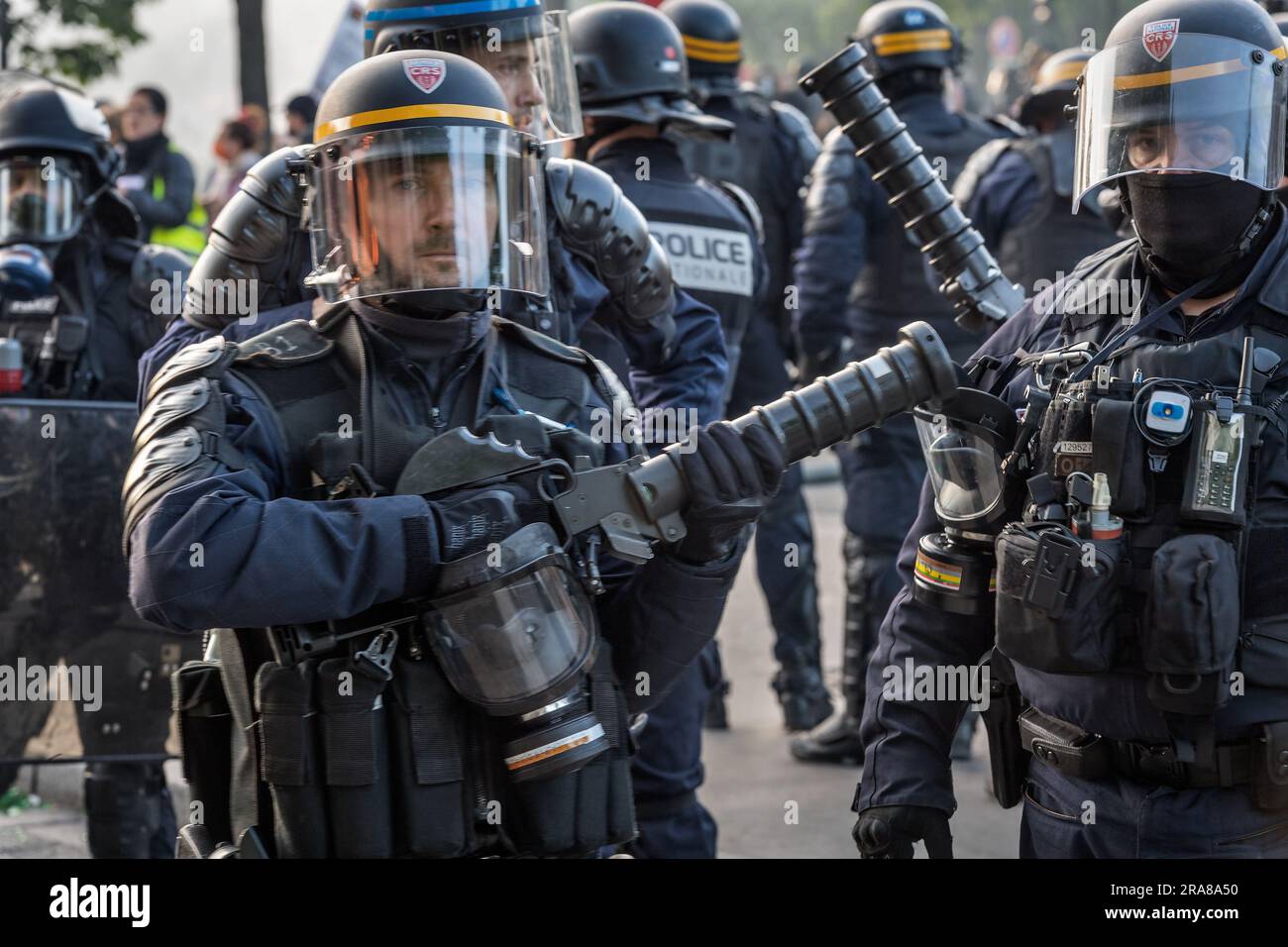 Le forze di polizia francesi (Gendarmerie) a Parigi durante la manifestazione sindacale contro la riforma pensionistica voluta dal presidente Macron il 1° maggio 2023 Foto Stock