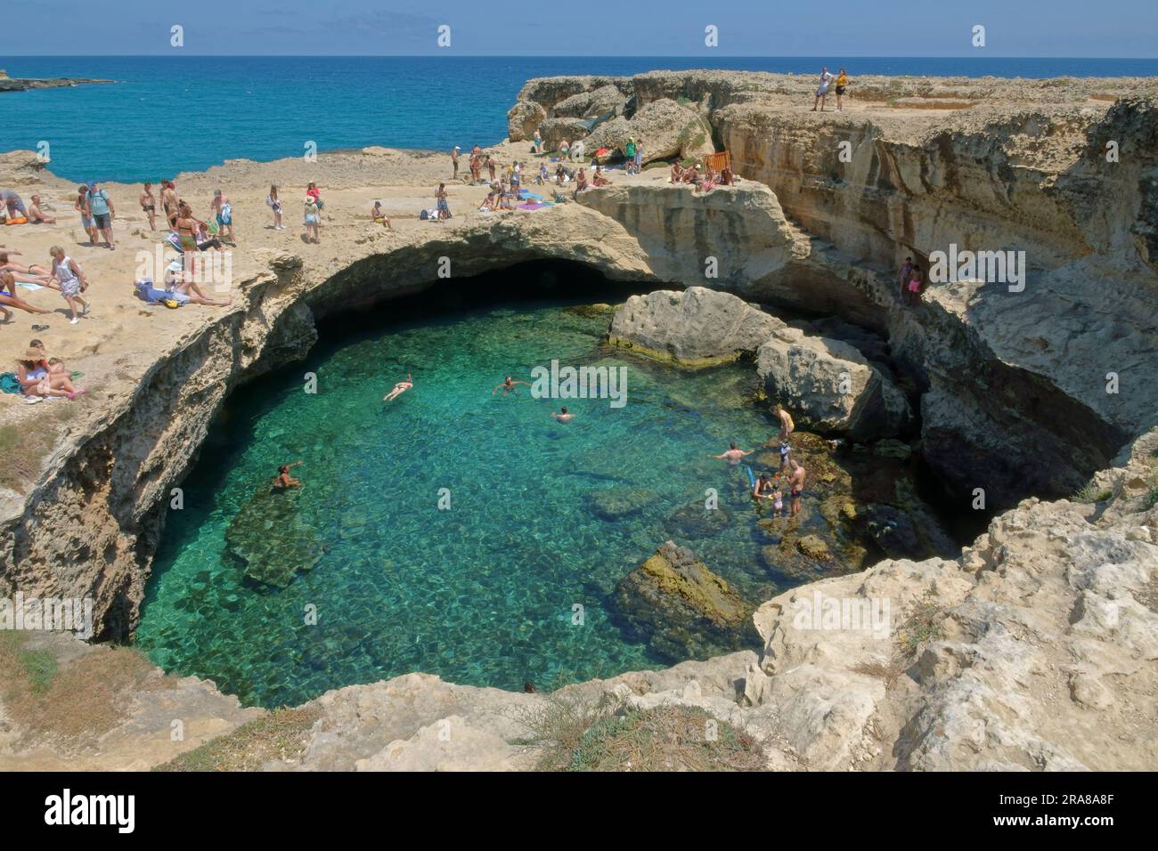 Lecce, Italia / 8 giugno 2023: Durante il giorno viene mostrata la piscina naturale di acqua di mare della Grotta della poesia. Foto Stock