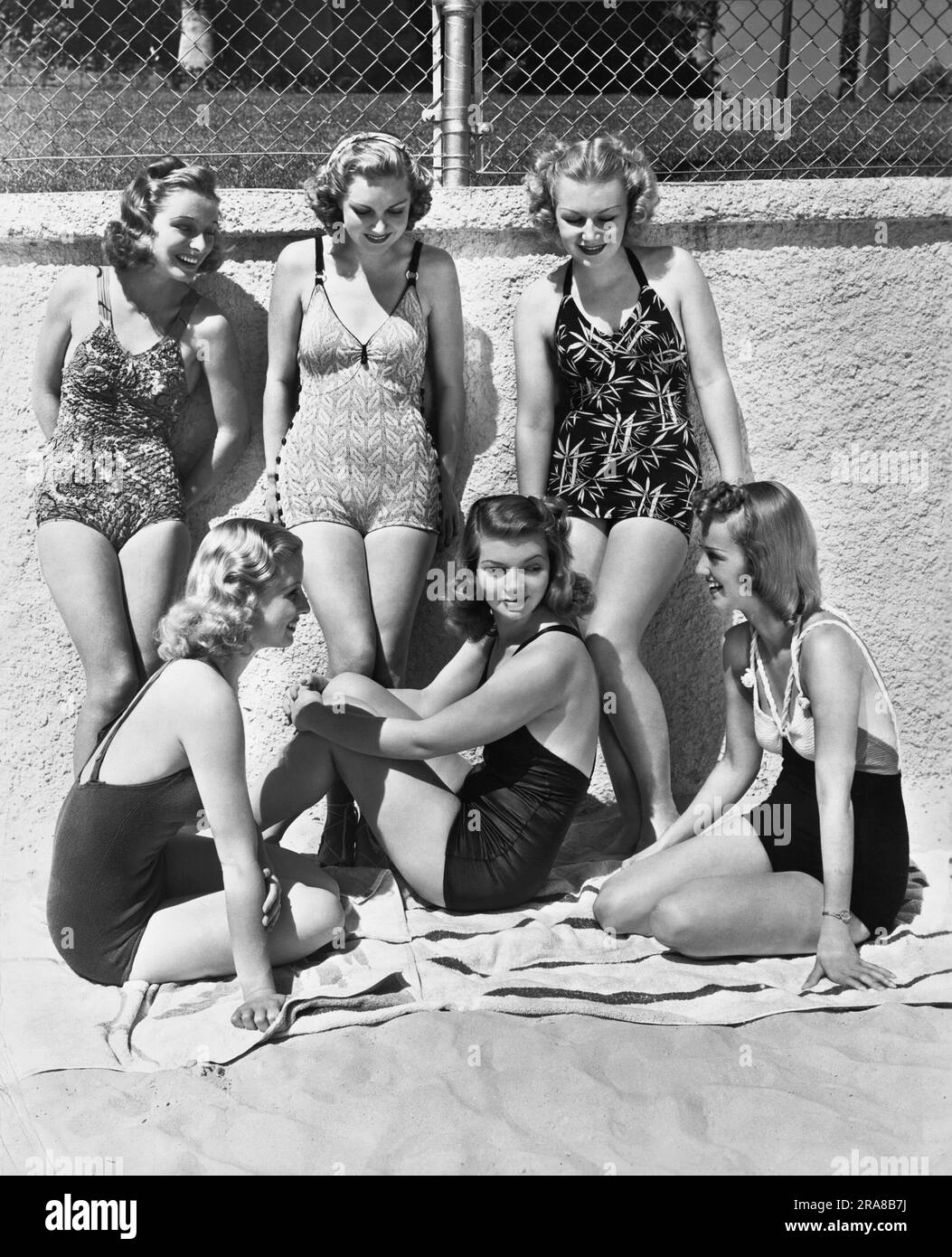 Malibu, California: 1938 a queste sei fortunate attrici è stato detto che devono prendere i marinai per i loro ruoli futuri in "Give me a Sailor", quindi eccoli qui a fare il loro lavoro a Malibu Beach. In piedi L-R: Cheryl Walker, Ruth Rogers e Harriett Haddon, seduti L-R: Marion Weldon, Laurie Lane e Dorothy White. Foto Stock