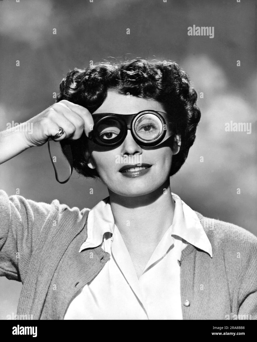 Hollywood, California: 1949 l'attrice Ruth Norman prova una nuova invenzione per Los Angeles, gli "occhiali a maschera", che hanno un filtro speciale per tagliare lo smog e aumentare la visibilità. Foto Stock