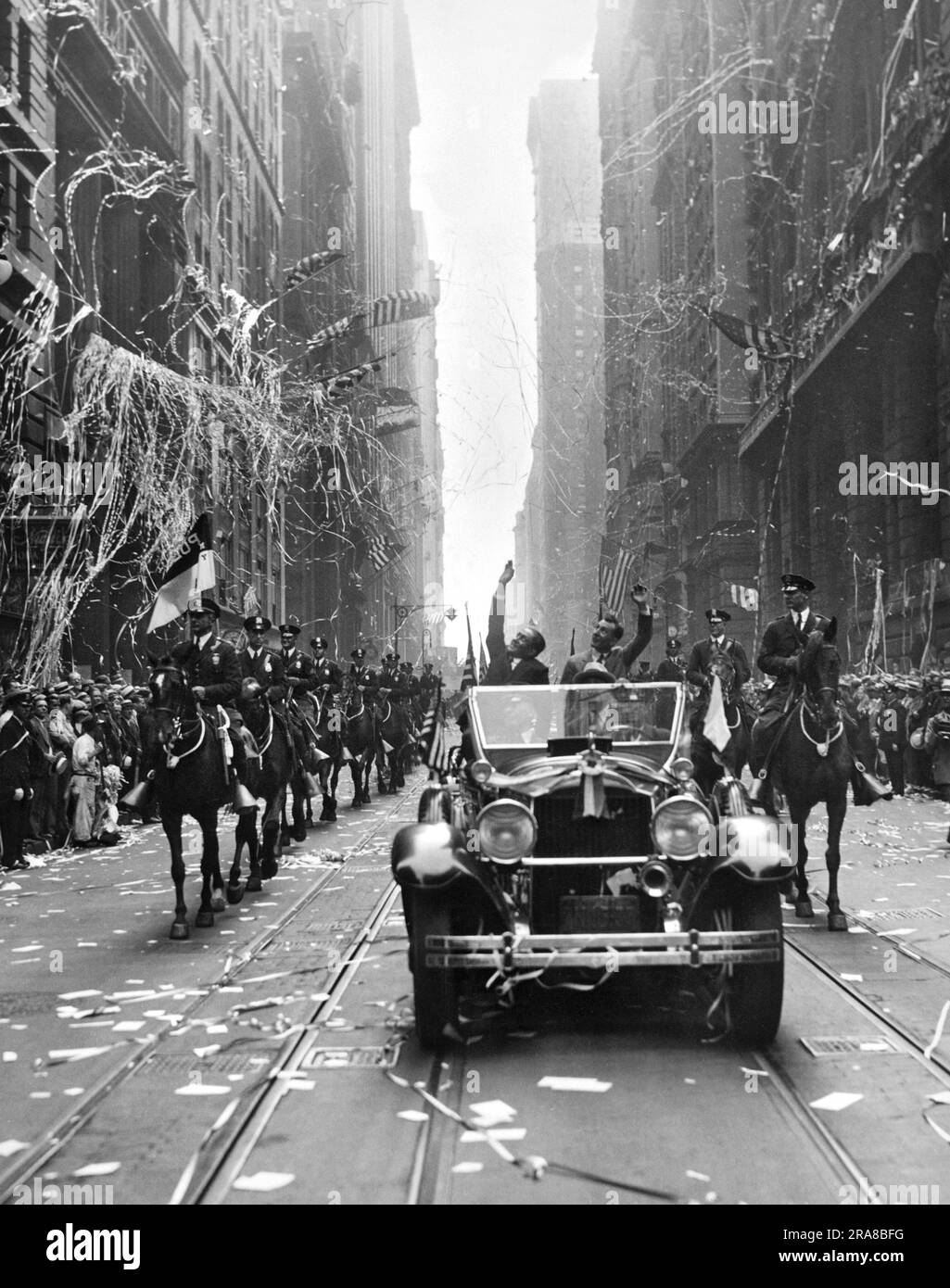 New York, New York: Settembre 1930 gli aviatori francesi Dieudonne Costes e Maurice Bellonte nella parata consegnarono loro Broadwy dopo essere stati i primi a volare senza scalo da Parigi a New York. Foto Stock