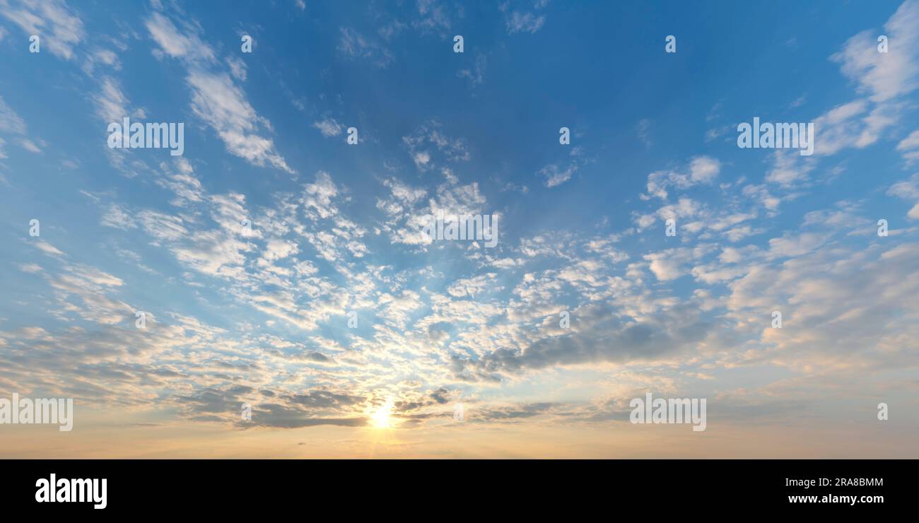 Cielo serale atmosferico con il sole basso nel cielo Foto Stock