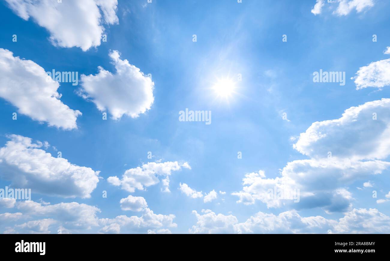 Soffice nuvole di cumulus bianche nel cielo blu Foto Stock