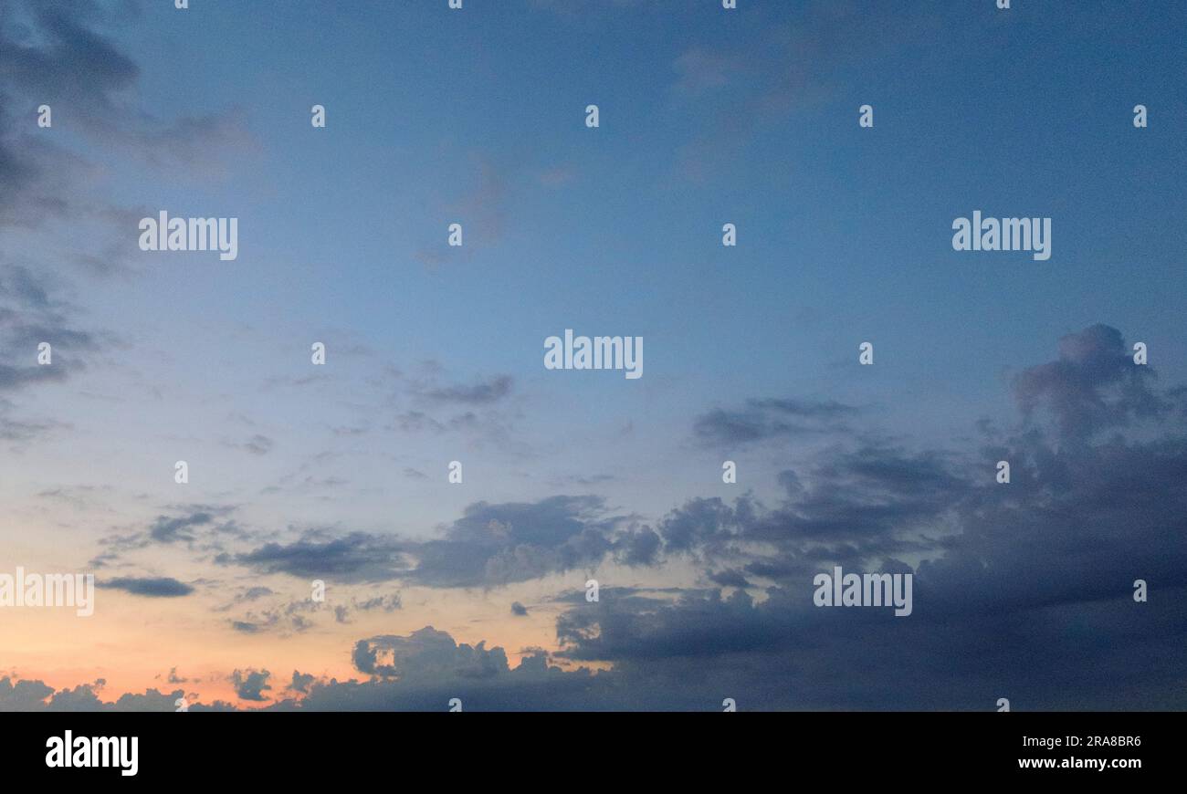 Crepuscolo serale sotto un cielo leggermente nuvoloso Foto Stock