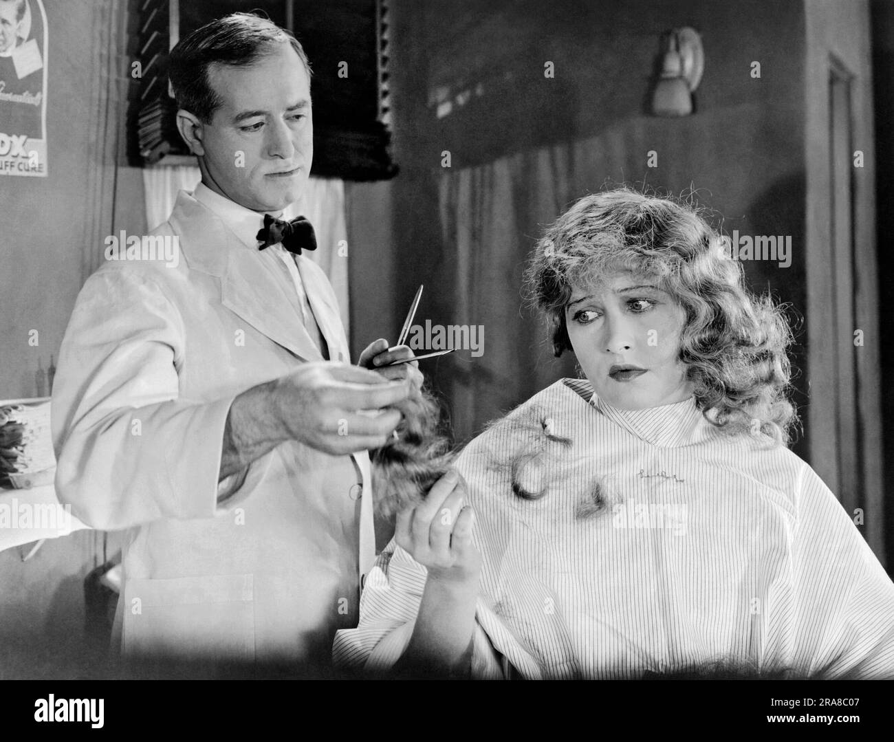 Hollywood, California: 1923 la star del cinema Silent Anna Q. Nilsson si fa tagliare i capelli per il suo prossimo ruolo in Ponjola in cui si maschera da uomo. Foto Stock
