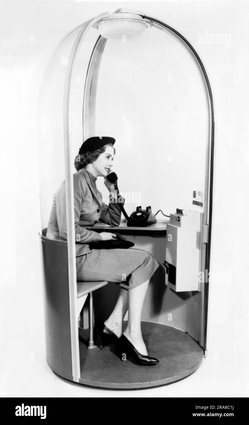 Stati Uniti: 1958 Una donna all'interno di come appariva la cabina telefonica del futuro nel 1958. Foto Stock