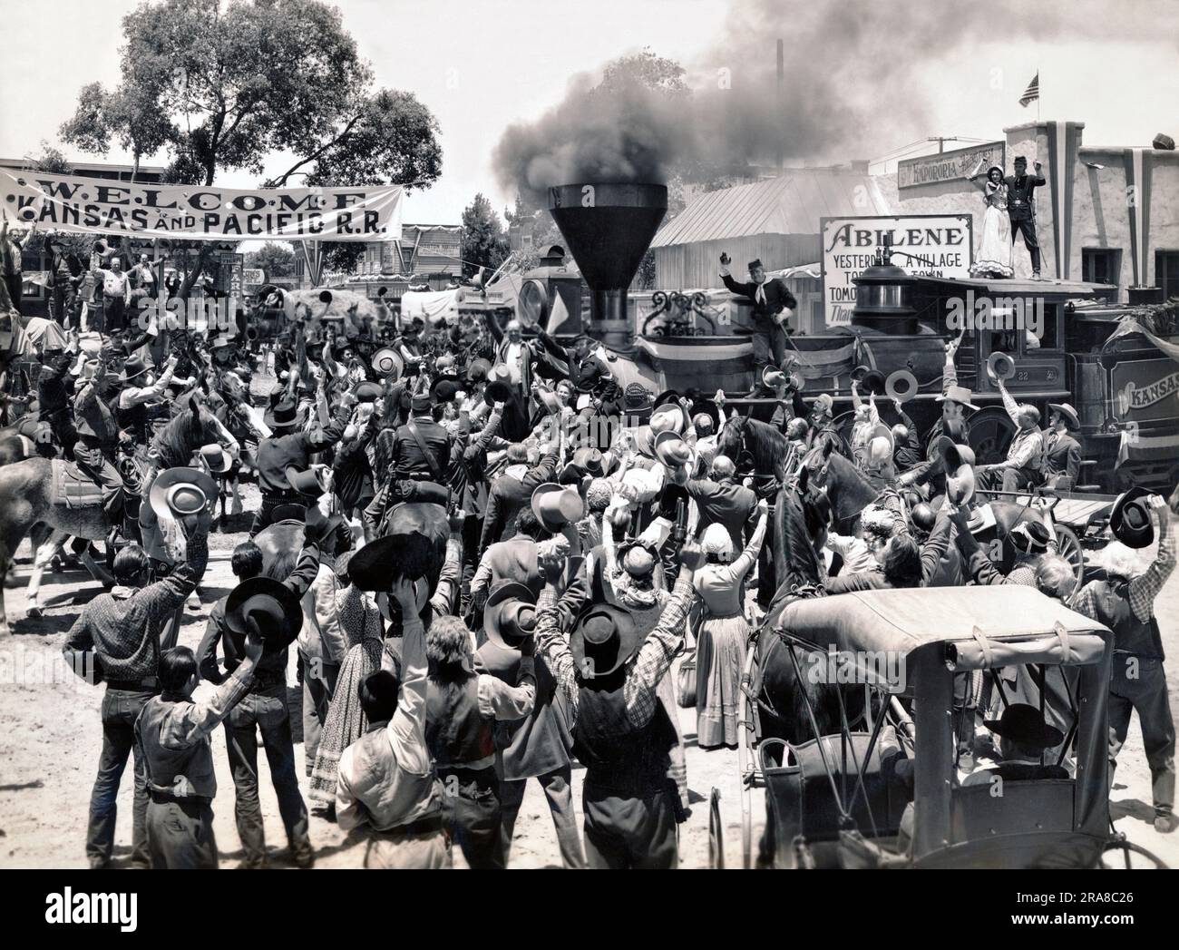 Hollywood, California: 1941 il primo motore a vapore arriva ad Abilene, Kansas, nel 1867 in questa scena del film della Columbia, 'Texas'. Il motore fu in realtà prodotto dalla Baldwin Locomotive nel 1861. Foto Stock