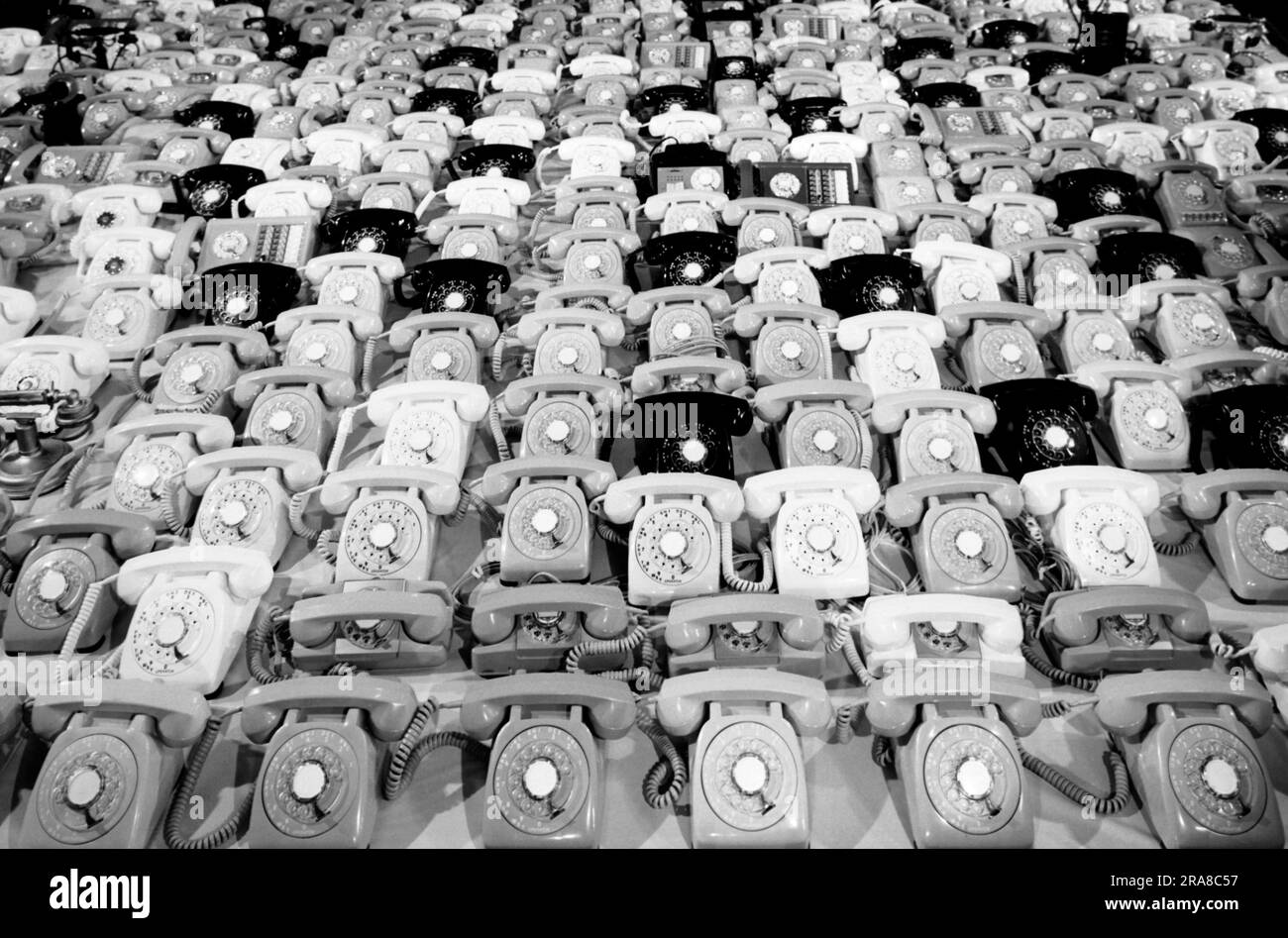 Los Angeles, California: Aprile 1965 alcuni dei 480 telefoni che il satellite Intelsat 1 "Early Bird" è in grado di trasmettere in due modi conversazioni telefoniche tra Europa e Nord America. Il satellite è stato costruito dalla Hughes Aircraft Company. Foto Stock