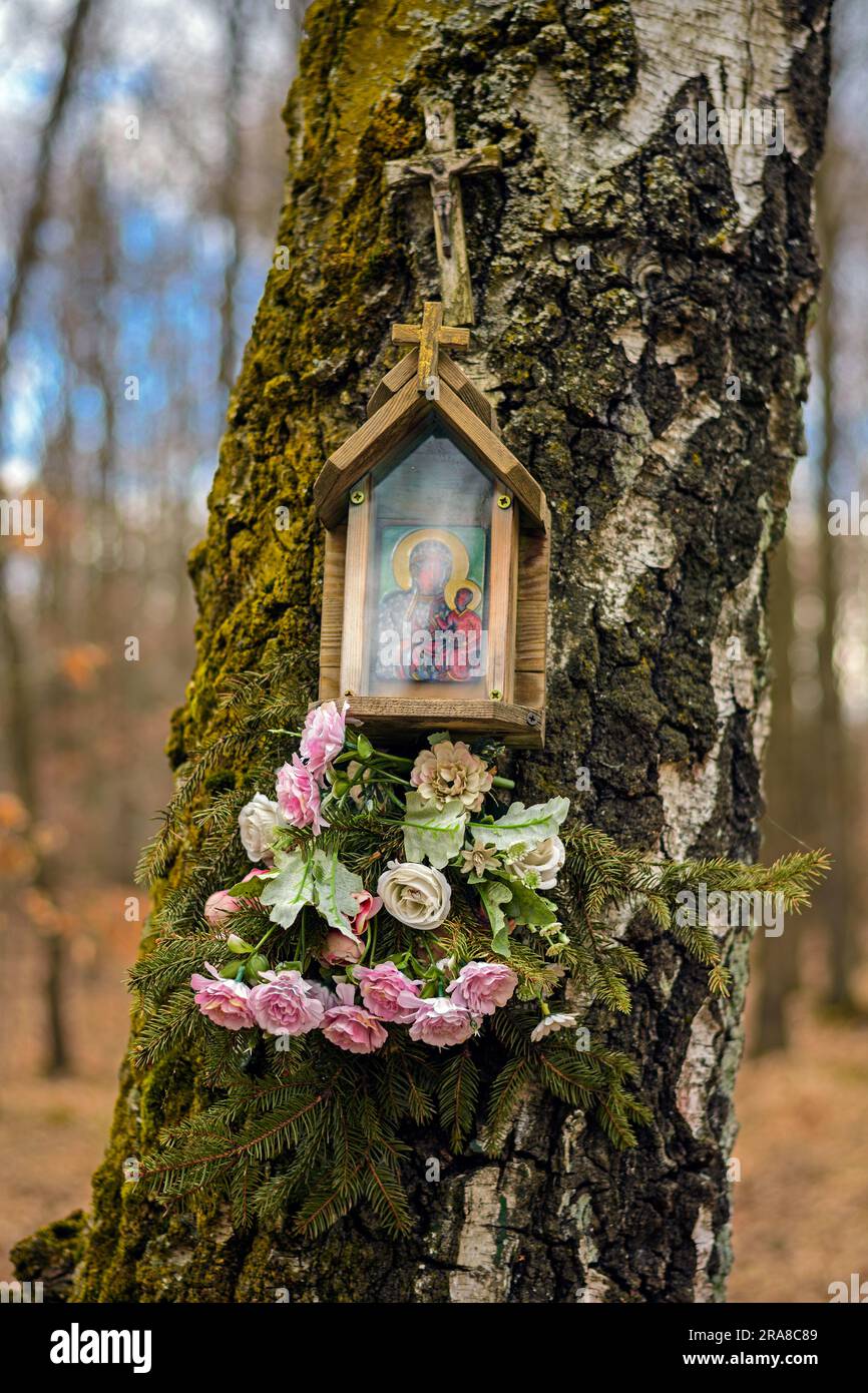 Santuario a bordo strada con la Madonna sul sentiero segnato dei nidi delle Aquile nel voivodato della Slesia, Polonia. Foto Stock