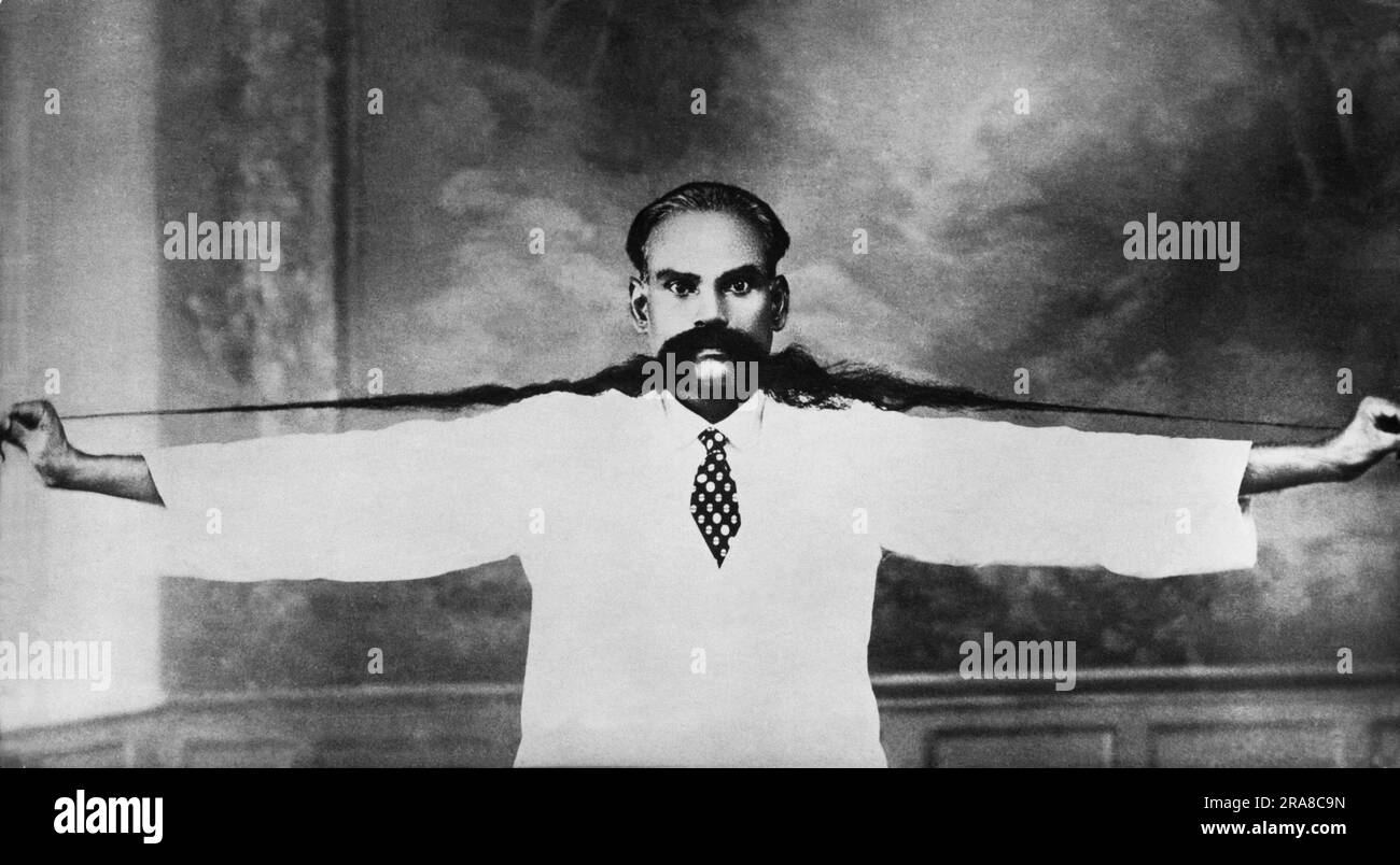 Malesia: Aprile 1938 Un uomo in Malesia con baffi da record del mondo lunghi 64 centimetri... e in continua crescita. Foto Stock