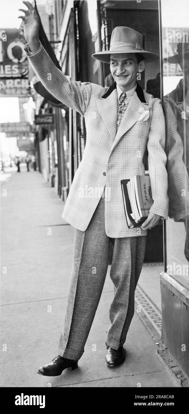Chicago, Illinois: 24 settembre 1943 Un uomo che indossa le ultimissime tute da zoot e un cappello da abbinare. Il nuovo stile riflette le regole del War Production Board sulla conservazione dei tessuti. Foto Stock