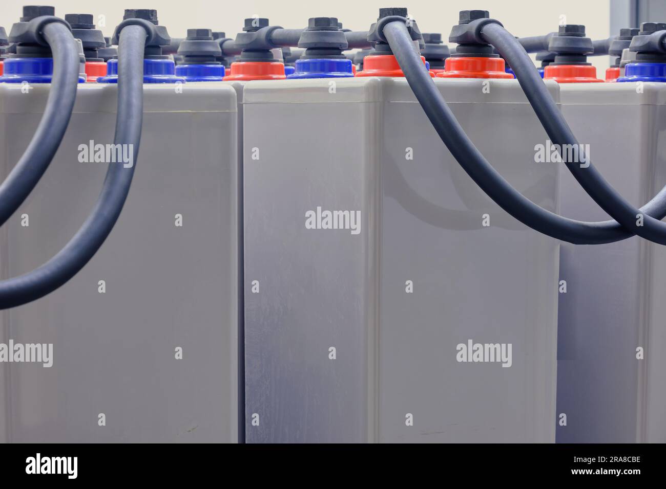La tensione di rete nella sala server è protetta da una tecnologia avanzata della batteria del modulo UPS. Foto Stock