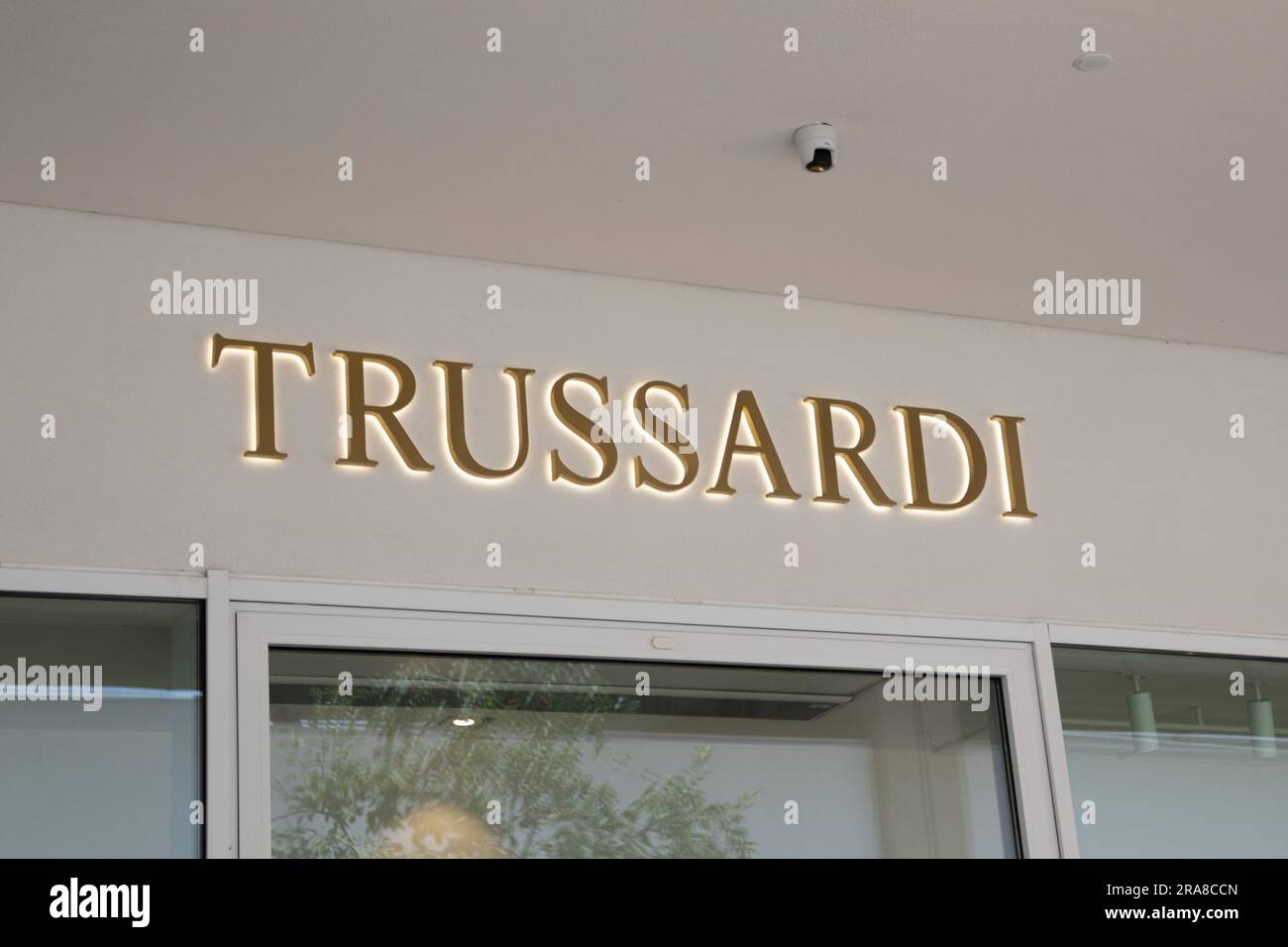 Bordeaux , Francia - 06 27 2023 : marchio e cartello trussardi all'ingresso del negozio di abbigliamento commerciale alla moda Foto Stock