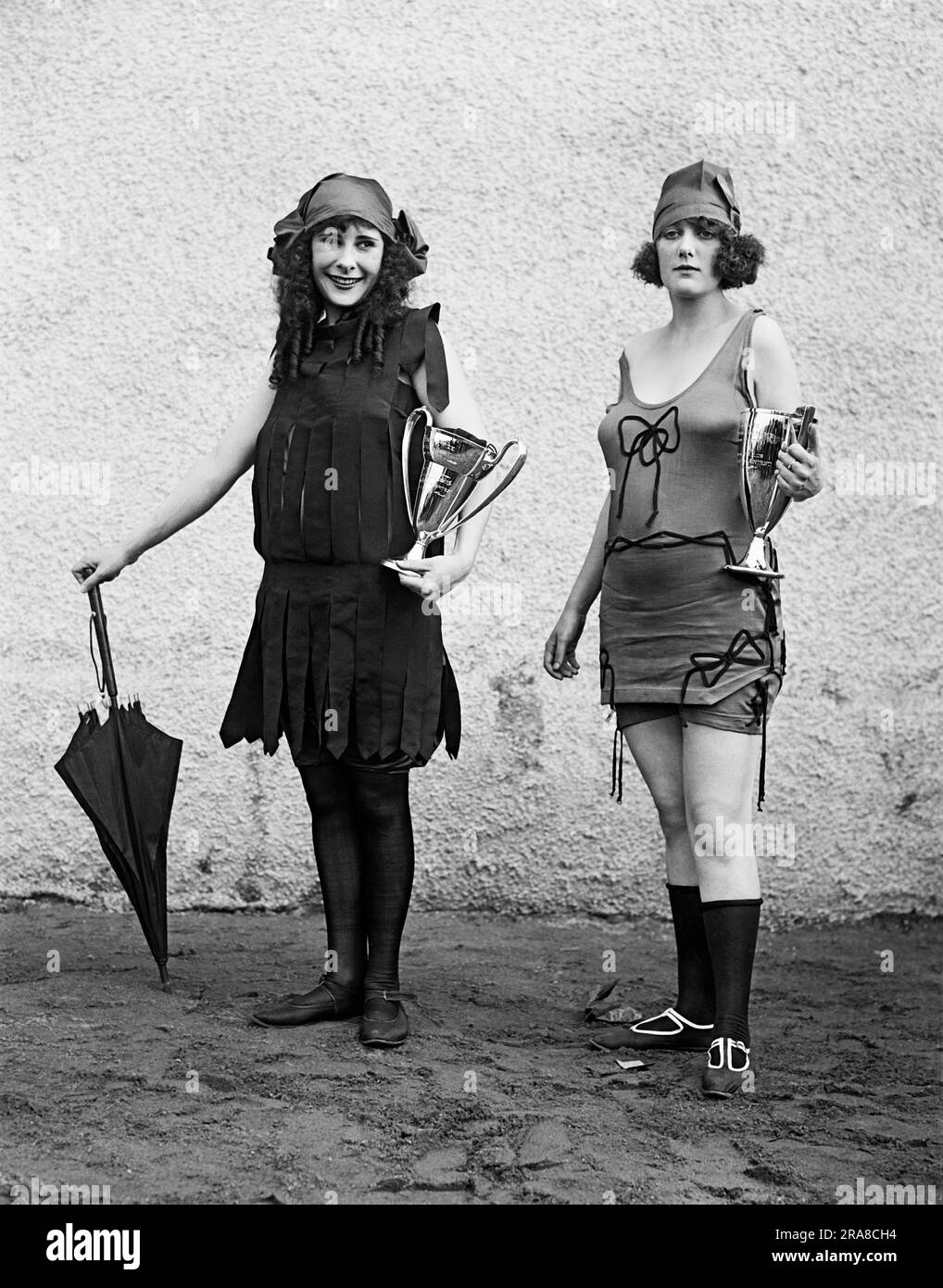 Washington, D.C.: 1922 due donne in costume da bagno che tengono coppe del primo premio. Foto Stock