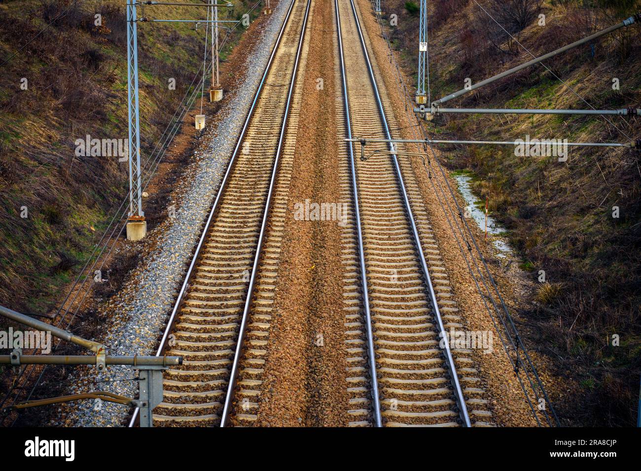 Binari ferroviari nel Parco paesaggistico Eagle's Nests all'inizio della primavera, Voivodato della Slesia, Polonia. Foto Stock