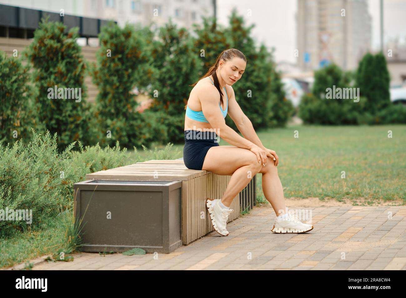 Piacevole affaticamento dopo l'allenamento sportivo all'aperto Foto Stock