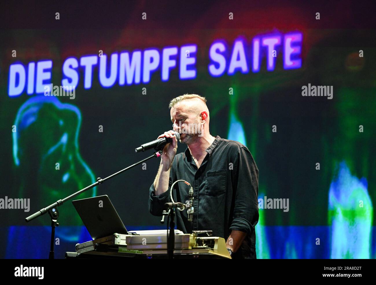 Potsdam, Germania. 1 luglio 2023. Il poeta ucraino Serhij Schadan canta nella performance di concerto "Fokstroty" come parte del festival letterario nel Waschhaus Schiffbauergasse dopo una lettura dal suo libro "antenne". Dietro di lui su un video wall c'è la scritta "Die Stumpfe Saite". Credito: Soeren Stache/dpa/Alamy Live News Foto Stock