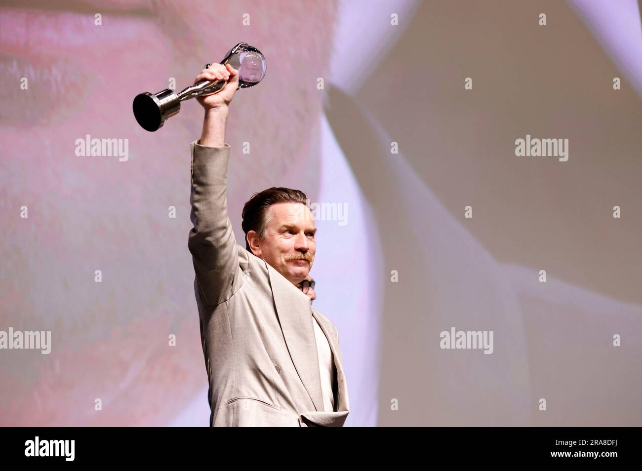 Ewan McGregor bekommt den Festival President's Award beim Tribute Screening des Kinofilms 'You Sing Loud, i Sing Louder' auf dem 57. Internationalen Filmfestival Karlovy Vary 2023 im Hotel Thermal. Karlsbad, 01.07.2023 anni Foto Stock