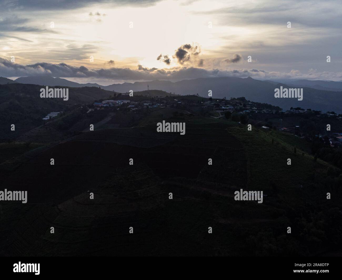 Vista aerea dello splendido cielo all'alba o al tramonto e dei villaggi rurali. Paesaggio paesaggistico nella valle nebbiosa e nuvole di montagna in thailandia. Foto Stock