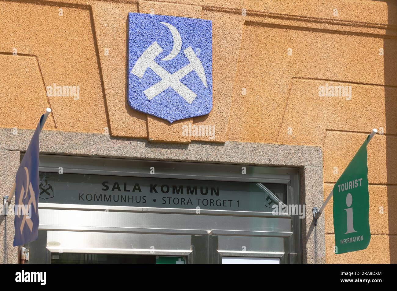 Sala, Svezia - 19 giugno 2023: Lo stemma comunale di sala sopra l'ingresso del municipio. Foto Stock