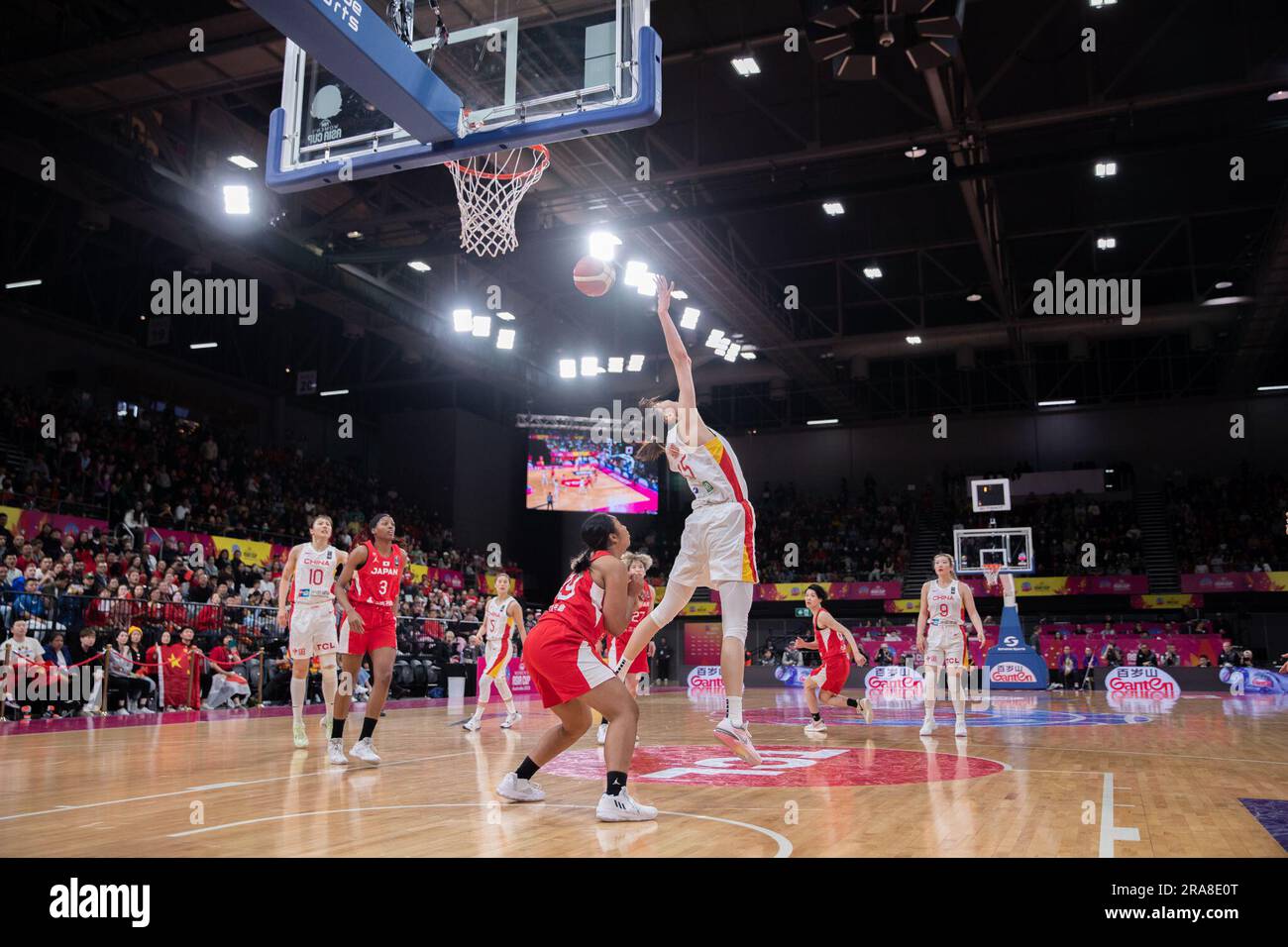 Sydney, Australia. 2 luglio 2023. Han Xu (top) della Cina compete durante la finale tra Cina e Giappone alla FIBA Women's Asia Cup 2023 a Sydney, Australia, il 2 luglio 2023. Credito: HU Jingchen/Xinhua/Alamy Live News Foto Stock