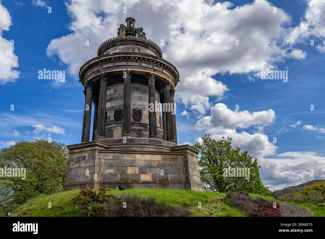 Il Burns Monument ai piedi di Calton Hill, nella città di Edimburgo, Scozia, Regno Unito. Monumento modellato sul Monumento coragico a Lisicrate ad Atene, Foto Stock