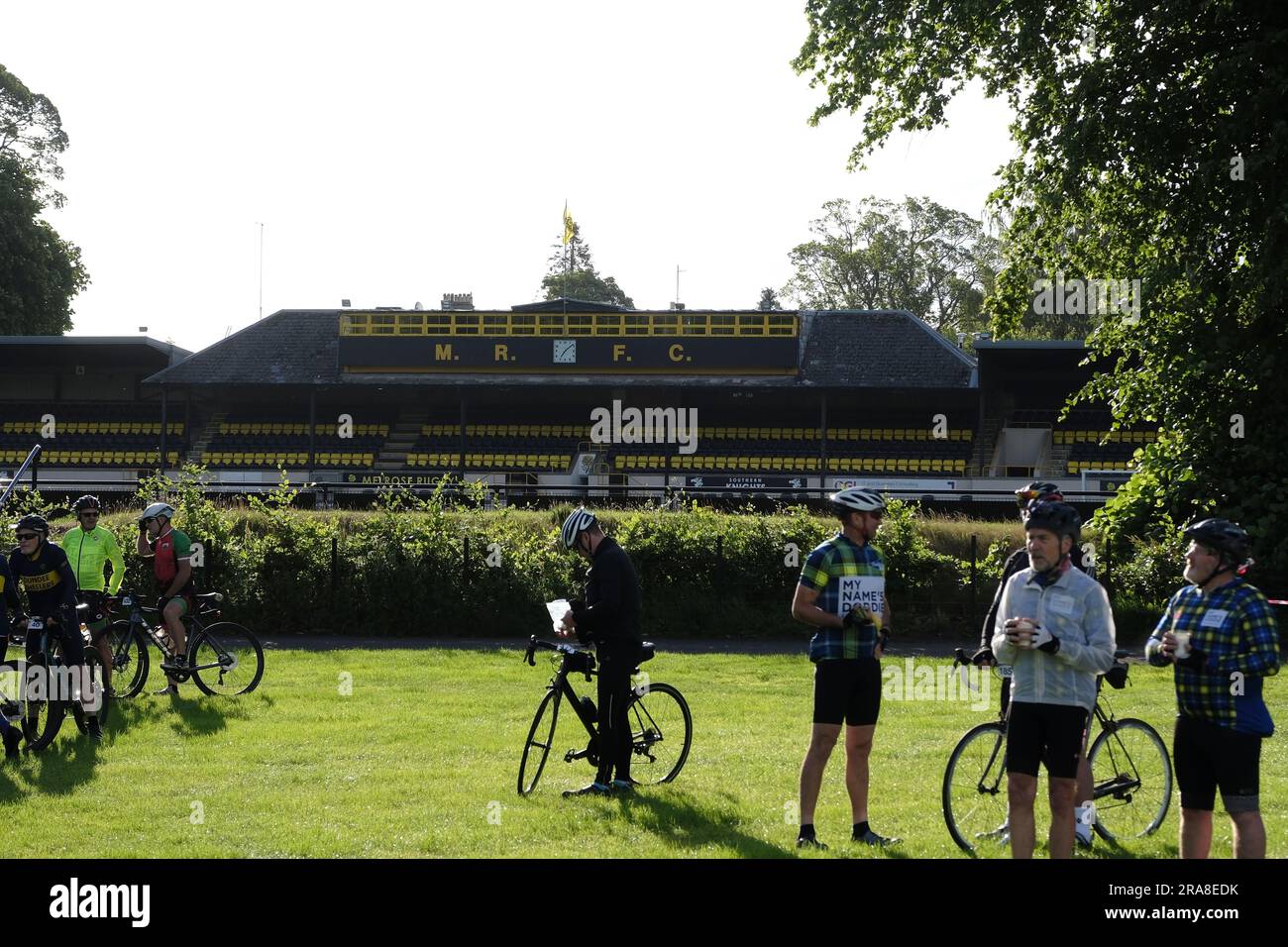 Melrose, Regno Unito. 2 luglio 2023. I ciclisti provenienti da tutto il paese arrivano a Melrose, per prendere parte al Doddie Ride 2023, ci sono tre opzioni di distanza DoddieÕ5 Ride C i 93 km DoddieÕ5 Big Yin, i 60 km DoddieÕ5 Classic e i 22 km DoddieÕ5 Challenge. Tutte e tre le distanze iniziano e finiscono al Melrose RFC. DoddieÕ5 Big Yin segue il percorso Classic fino a Kelso dove si dirama su un anello di 33 miglia via Coldstream prima di ricongiungersi al Classic verso un meritato pranzo al Jedforest RFC. Credito: Rob Gray/Alamy Live News Foto Stock