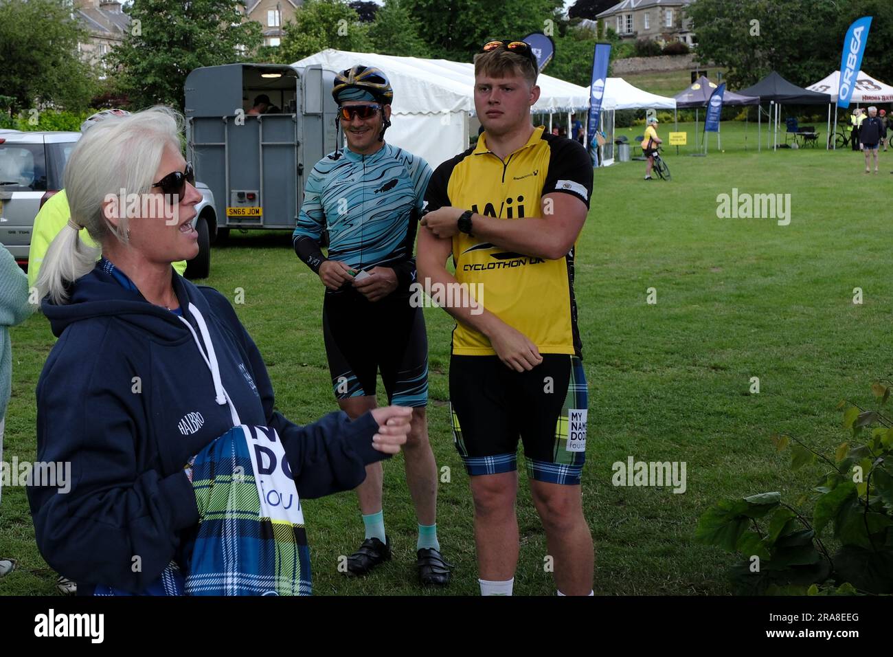 Melrose, Regno Unito. 2 luglio 2023. La moglie dei Doddies Kathy Weir, sconvolge gli sfidanti di Melrose. I ciclisti provenienti da tutto il paese arrivano a Melrose, per prendere parte al Doddie Ride 2023, ci sono tre opzioni di distanza DoddieÕ5 Ride C i 93 km DoddieÕ5 Big Yin, i 60 km DoddieÕ5 Classic e i 22 km DoddieÕ5 Challenge. Tutte e tre le distanze iniziano e finiscono al Melrose RFC. DoddieÕ5 Big Yin segue il percorso Classic fino a Kelso dove si dirama su un anello di 33 miglia via Coldstream prima di ricongiungersi al Classic verso un meritato pranzo al Jedforest RFC. Credito: Rob Gray/Alamy Live News Foto Stock