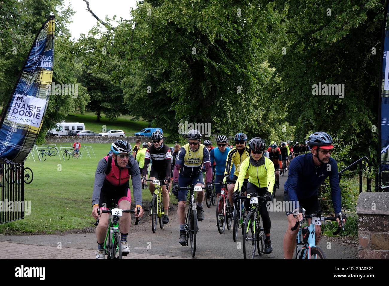 Melrose, Regno Unito. 2 luglio 2023. I ciclisti provenienti da tutto il paese arrivano a Melrose, per prendere parte al Doddie Ride 2023, ci sono tre opzioni di distanza DoddieÕ5 Ride C i 93 km DoddieÕ5 Big Yin, i 60 km DoddieÕ5 Classic e i 22 km DoddieÕ5 Challenge. Tutte e tre le distanze iniziano e finiscono al Melrose RFC. DoddieÕ5 Big Yin segue il percorso Classic fino a Kelso dove si dirama su un anello di 33 miglia via Coldstream prima di ricongiungersi al Classic verso un meritato pranzo al Jedforest RFC. Credito: Rob Gray/Alamy Live News Foto Stock