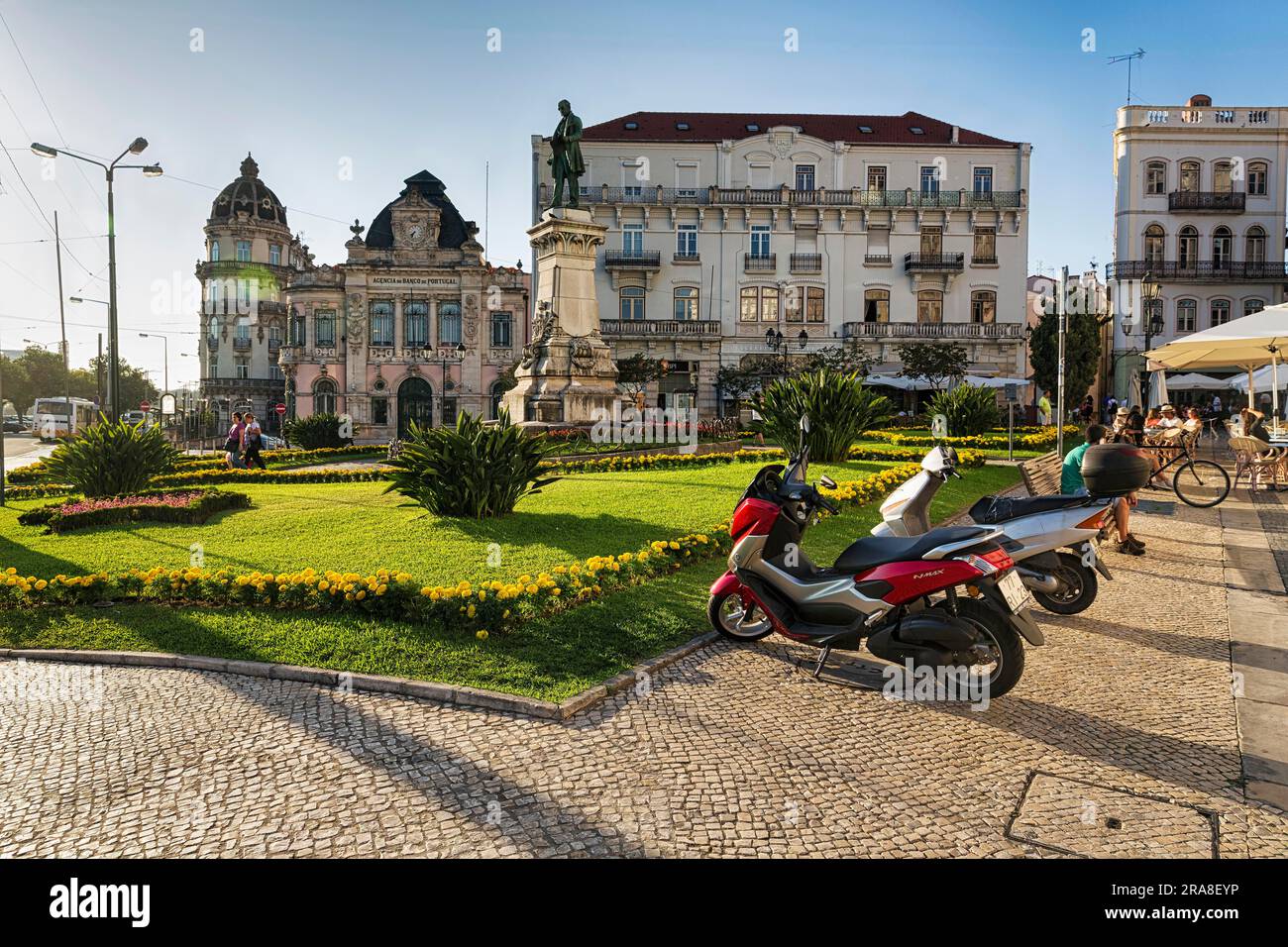 Largo da Portagem, piazza alla luce della sera, città vecchia di Coimbra, Portogallo Foto Stock