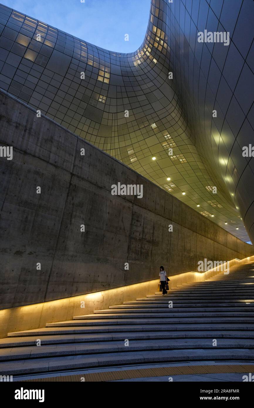 Seoul, Corea del Sud - 28 giugno 2023: Vista del Dongdaemun Design Plaza a Seoul, l'edificio progettato da Zaha Hadid e Samoo. Corea del Sud. Foto Stock