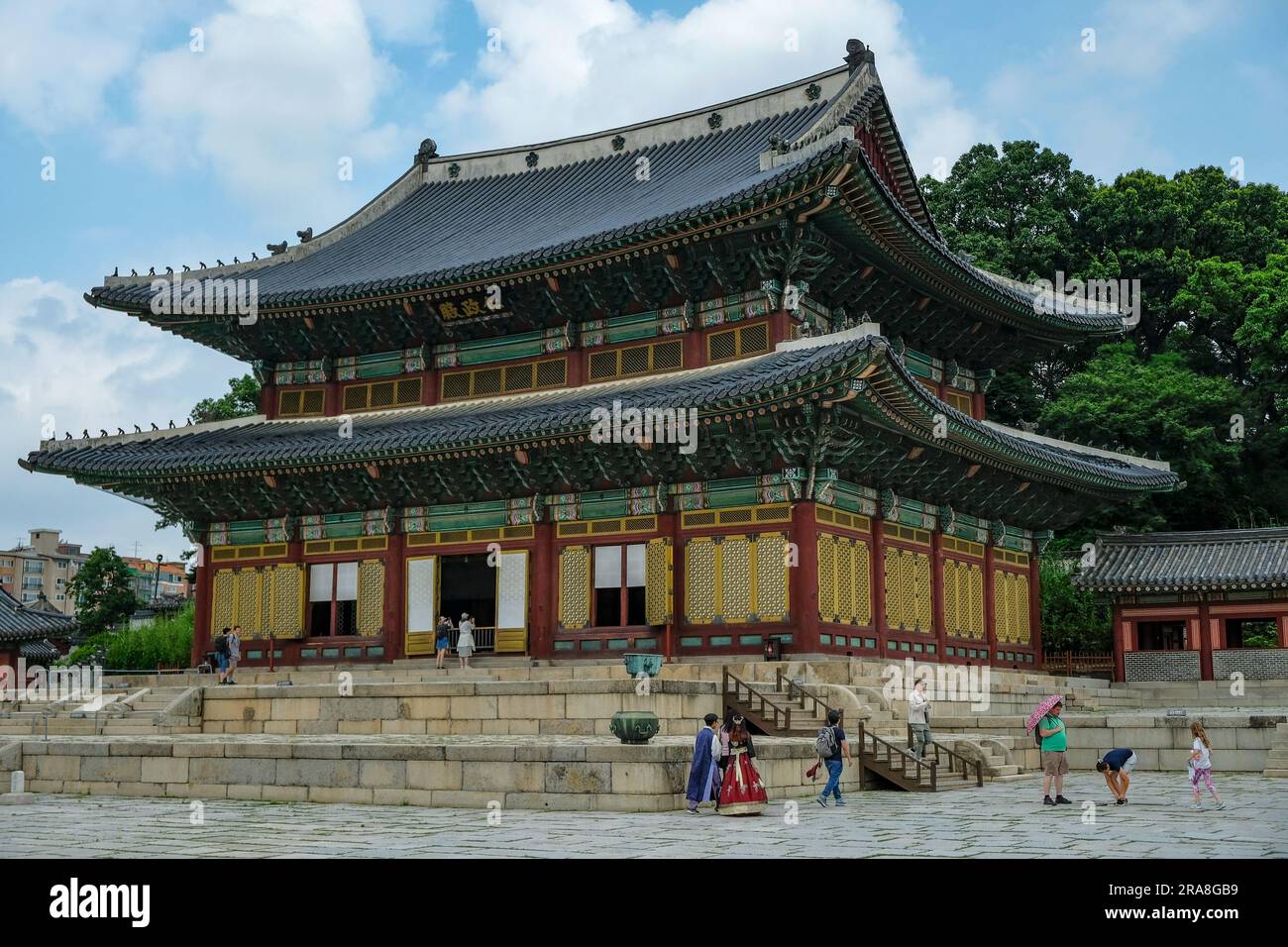 Seul, Corea del Sud - 28 giugno 2023: Turisti in visita al Palazzo Changdeokgung a Seul, Corea del Sud. Foto Stock