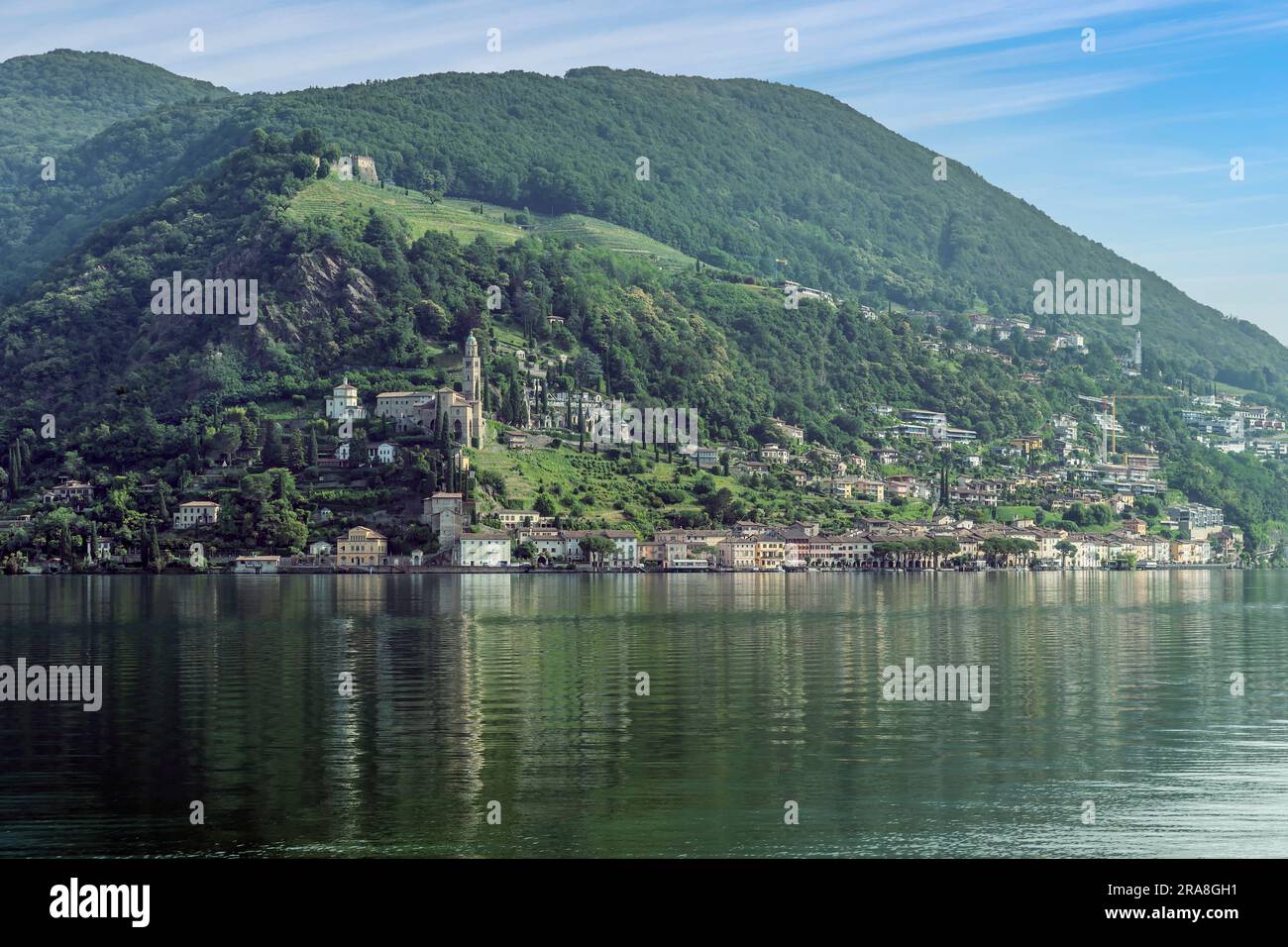 Vista panoramica di Morcote, Svizzera, alla luce del mattino Foto Stock