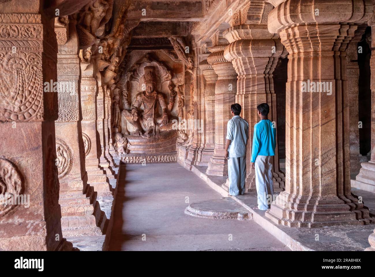 Grotta del vi secolo 3 bassorilievo di Vishnu, Badami, Karnataka, India meridionale, India, Asia Foto Stock