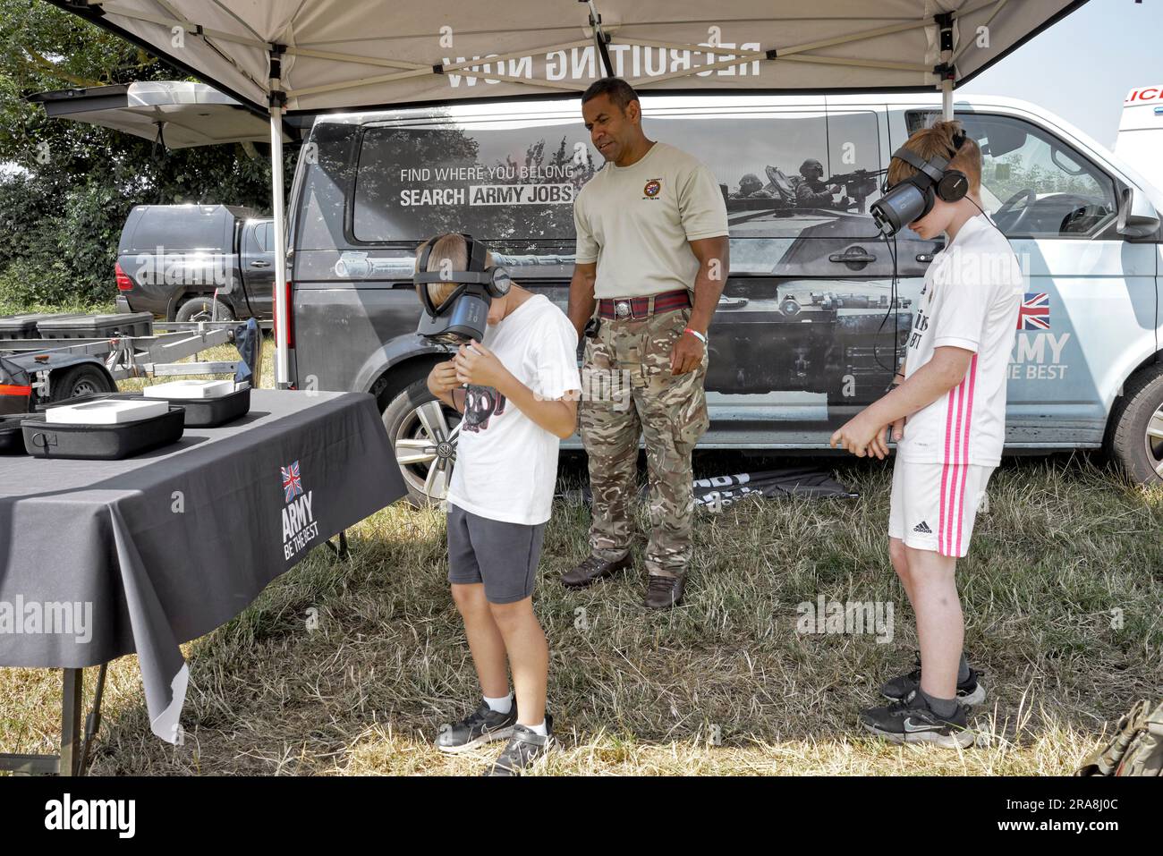 Dimostrazione di realtà virtuale dell'esercito britannico con bambini che partecipano e indossano visore VR Inghilterra Regno Unito Foto Stock