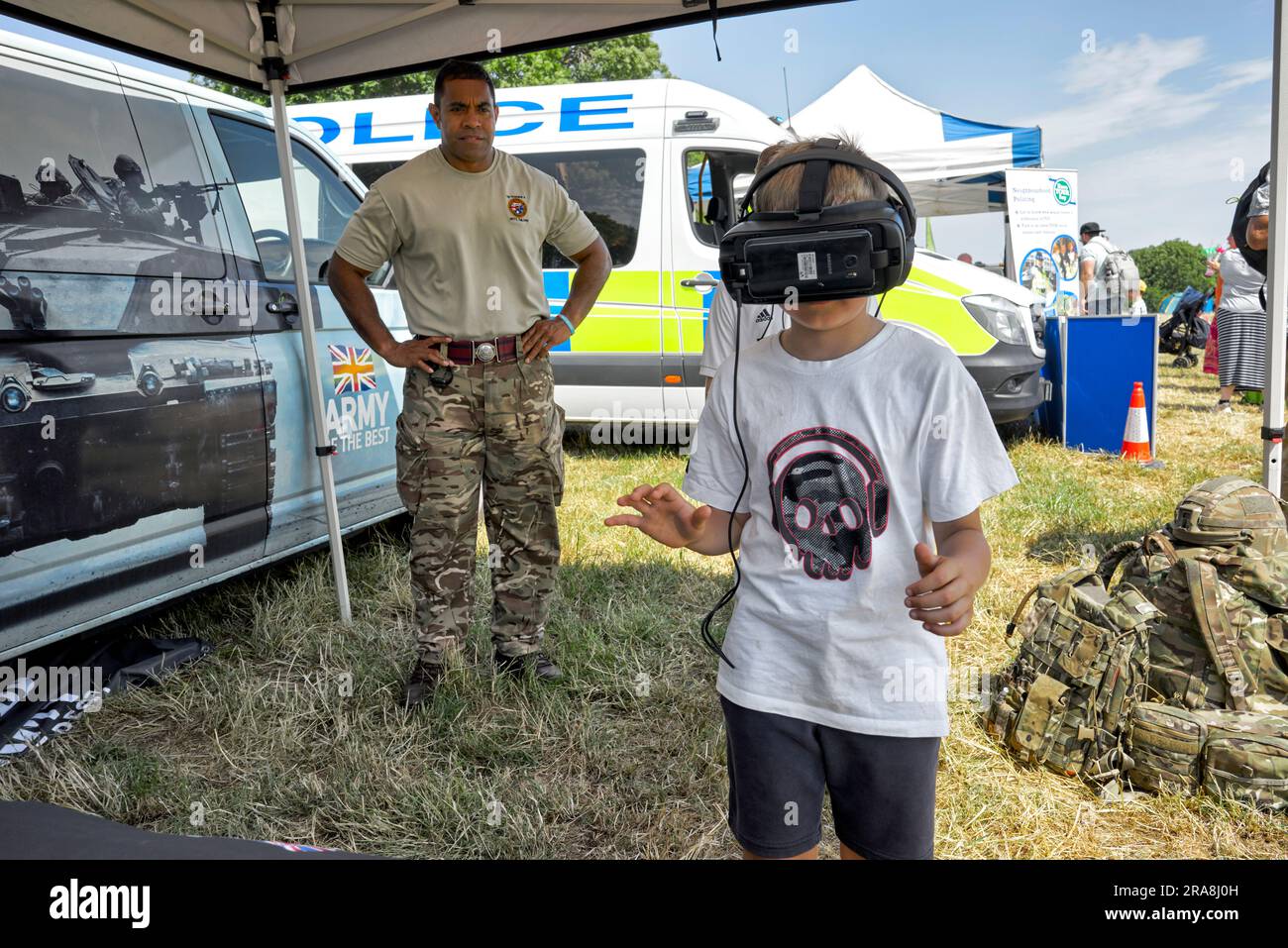 Dimostrazione di realtà virtuale dell'esercito britannico con bambini che partecipano e indossano visore VR Inghilterra Regno Unito Foto Stock