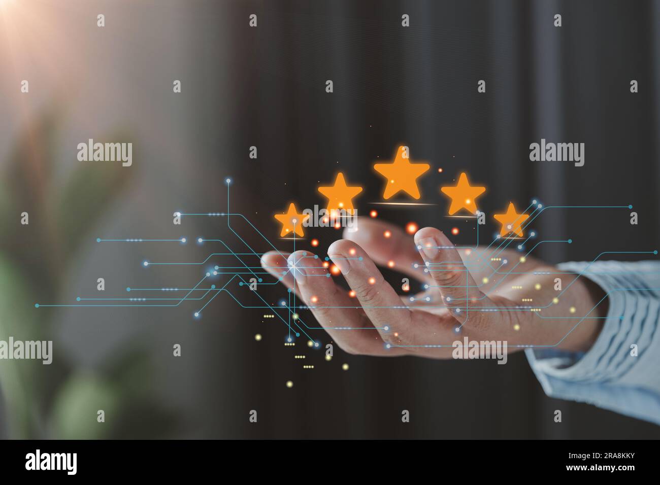 Concetto di servizio clienti e soddisfazione, i clienti sono soddisfatti dei servizi di un'azienda a cinque stelle, aumentando il loro rango o aumentando il livello di soddisfazione Foto Stock