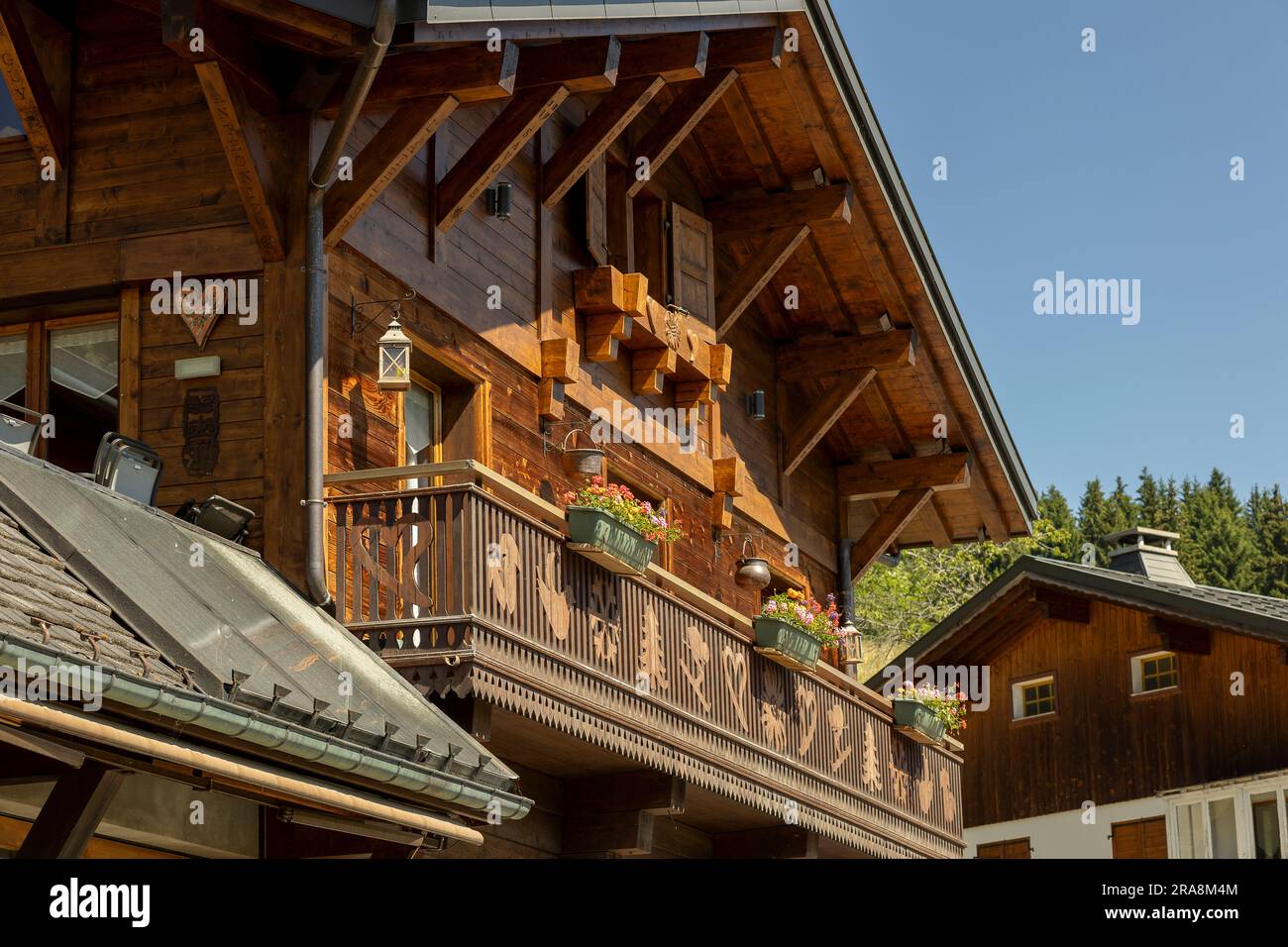 Costruzione in legno nel centro commerciale della città, meta turistica degli sport invernali delle Alpi francesi durante l'estate Foto Stock