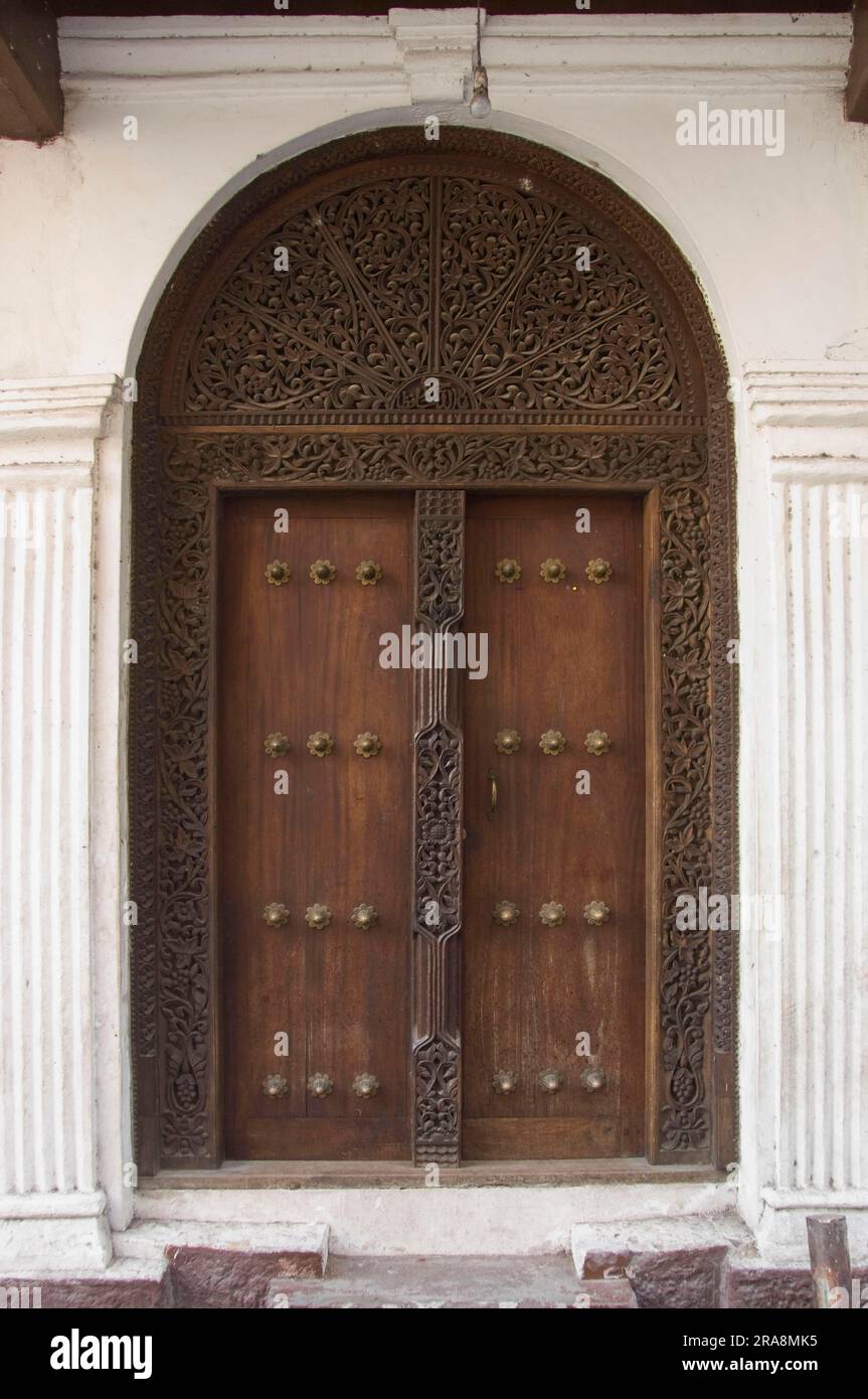 Porta in legno intagliato, città vecchia, Mombasa, Kenya Foto Stock