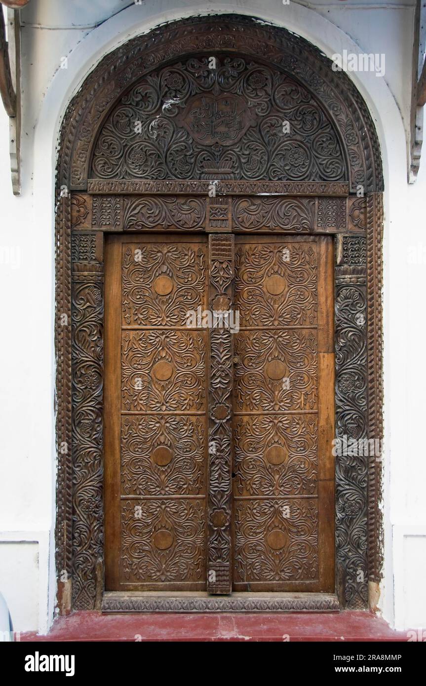 Porta in legno intagliato, città vecchia, Mombasa, Kenya Foto Stock
