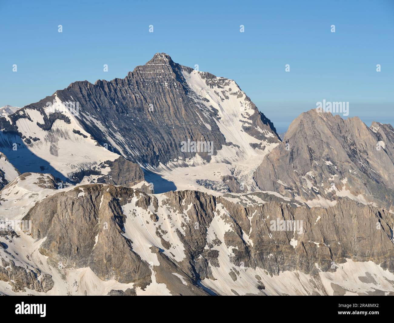 VISTA AEREA. Rivolto a nord del Monte grande casse (altitudine: 3855 m), questa è la vetta più alta del massiccio delle Vanoise. Auvergne-Rhône-Alpes, Francia. Foto Stock