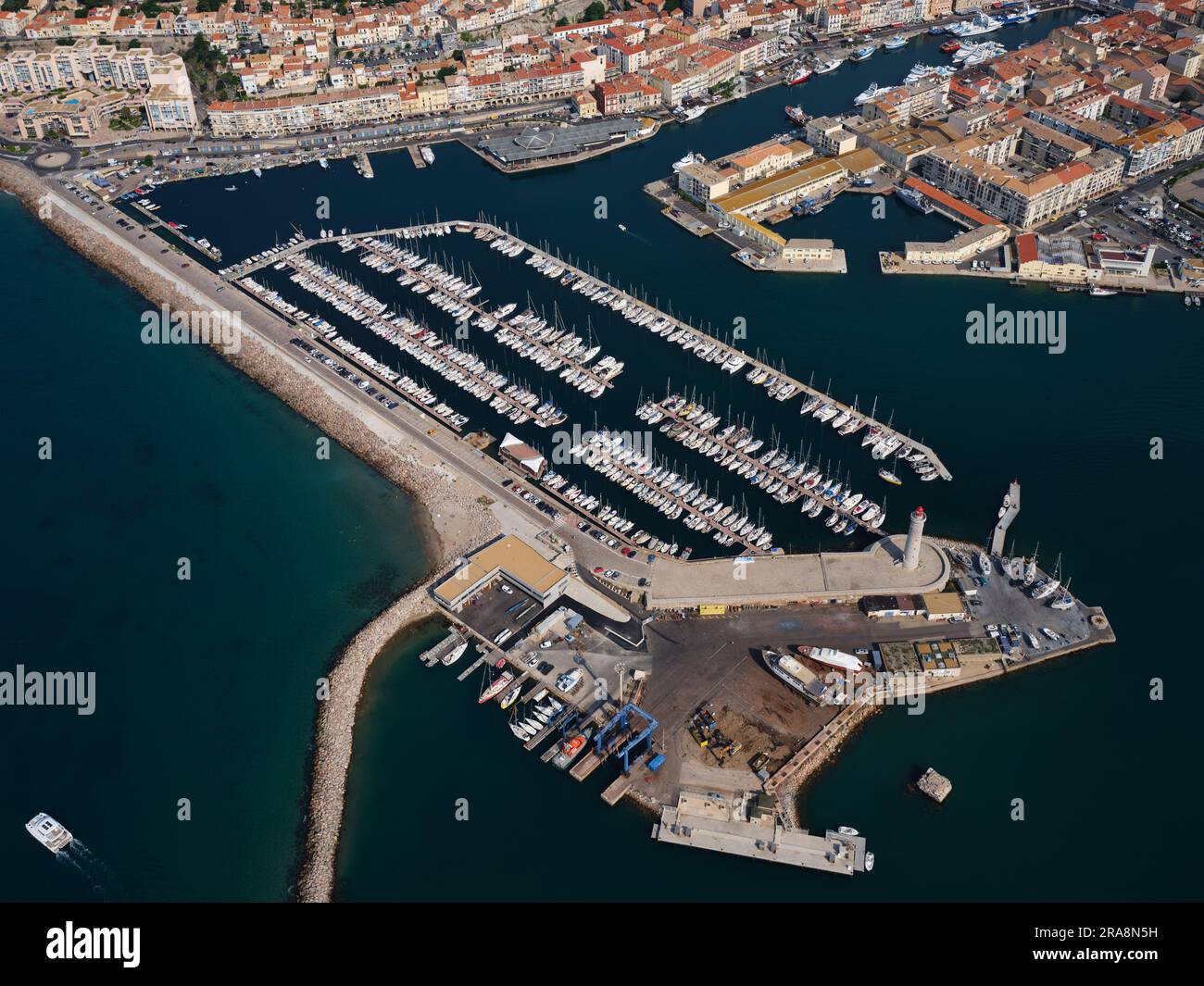 VISTA AEREA. Il vecchio porto di Sète. Hérault, Occitanie, Francia. Foto Stock