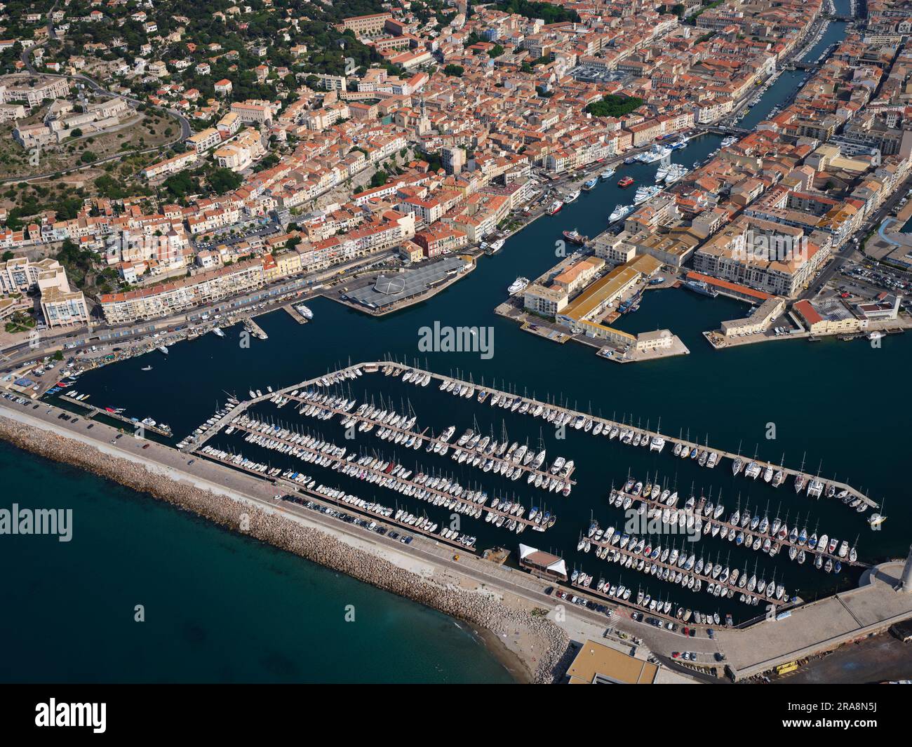 VISTA AEREA. Il vecchio porto di Sète. Hérault, Occitanie, Francia. Foto Stock